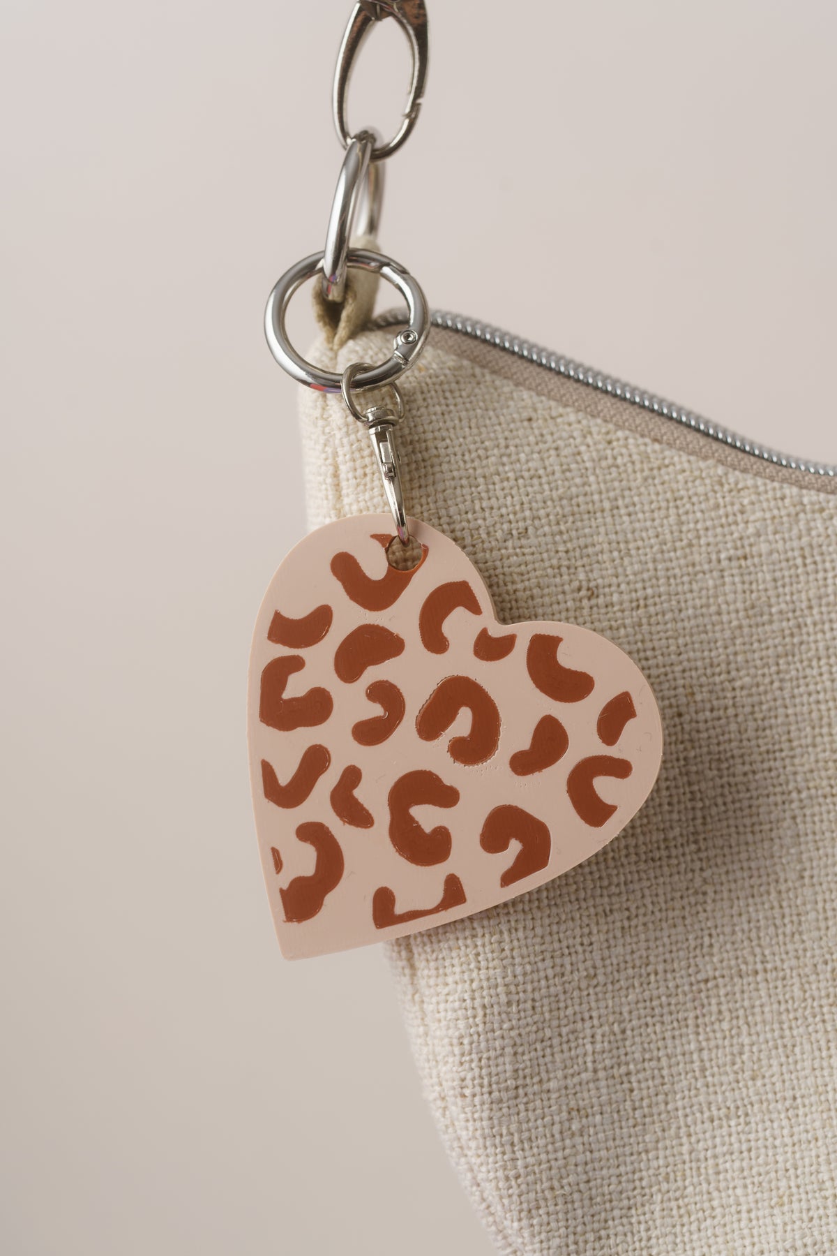 Taschenanhänger "Leo-Herz" – Bag Charm mit Leopardenmuster - Oh la Lissi