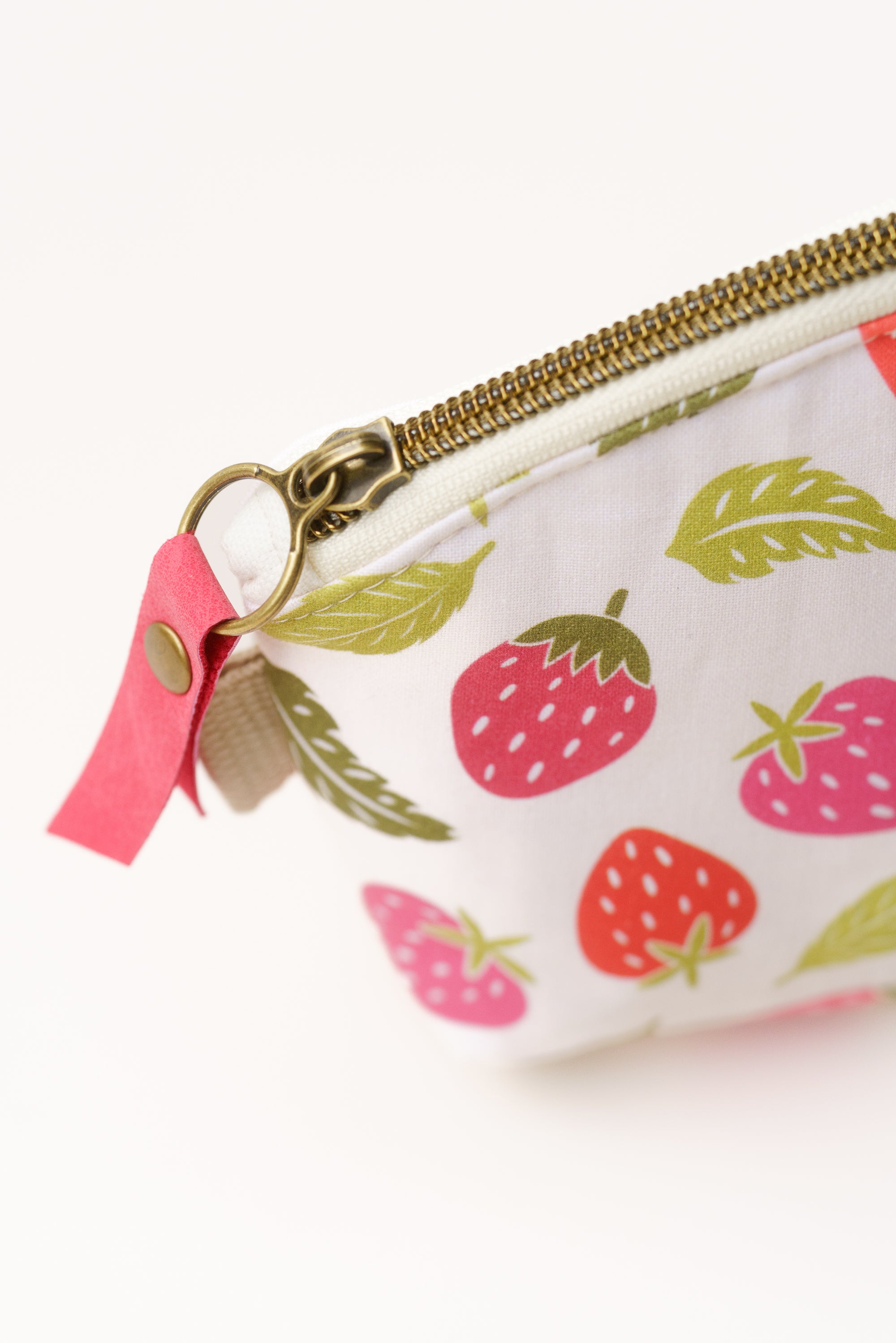 Kosmetiktasche mit Erdbeeren in Rosa Rot