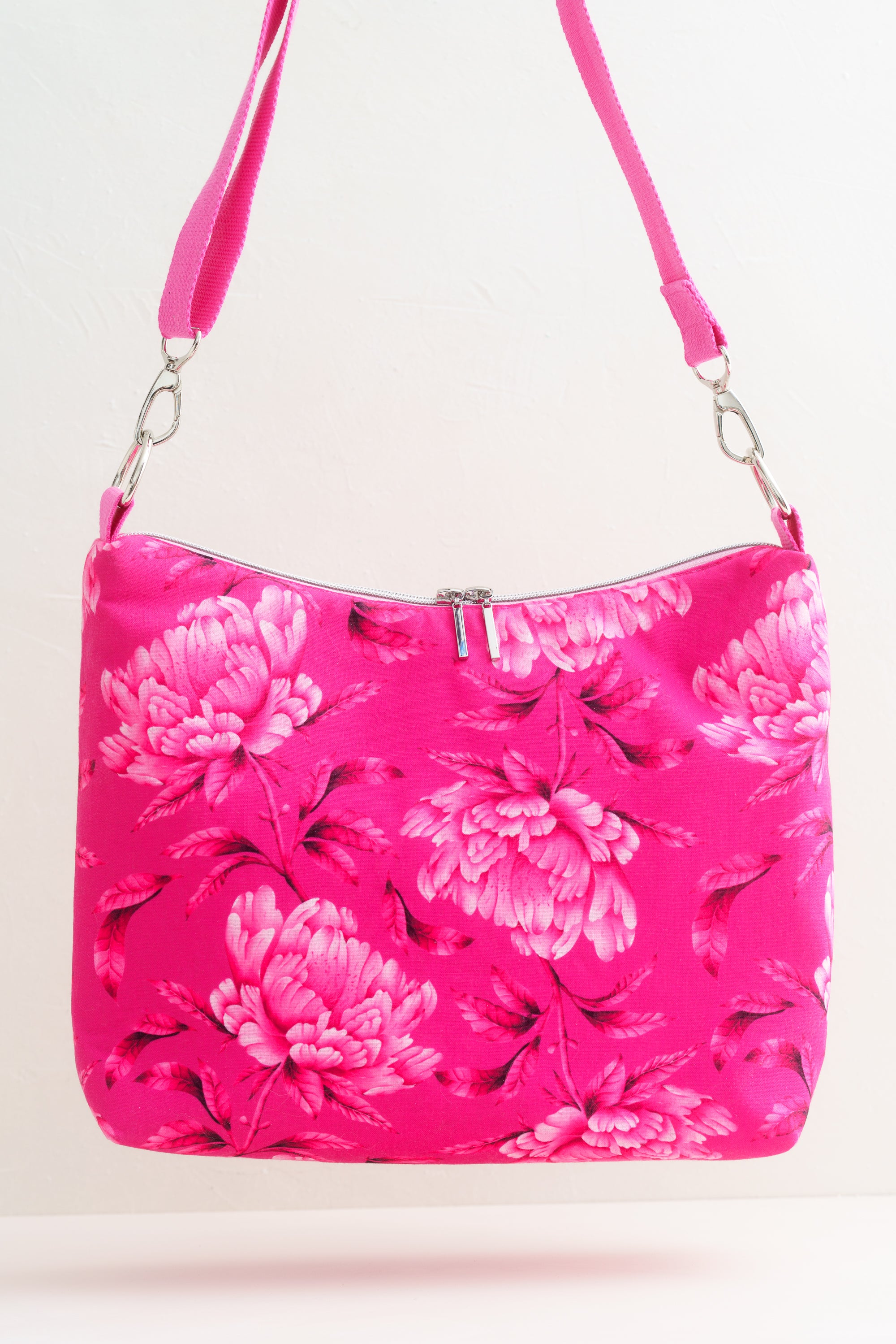 Crossbody Tasche mit pinken Pfingstrosen – Stofftasche handgemacht