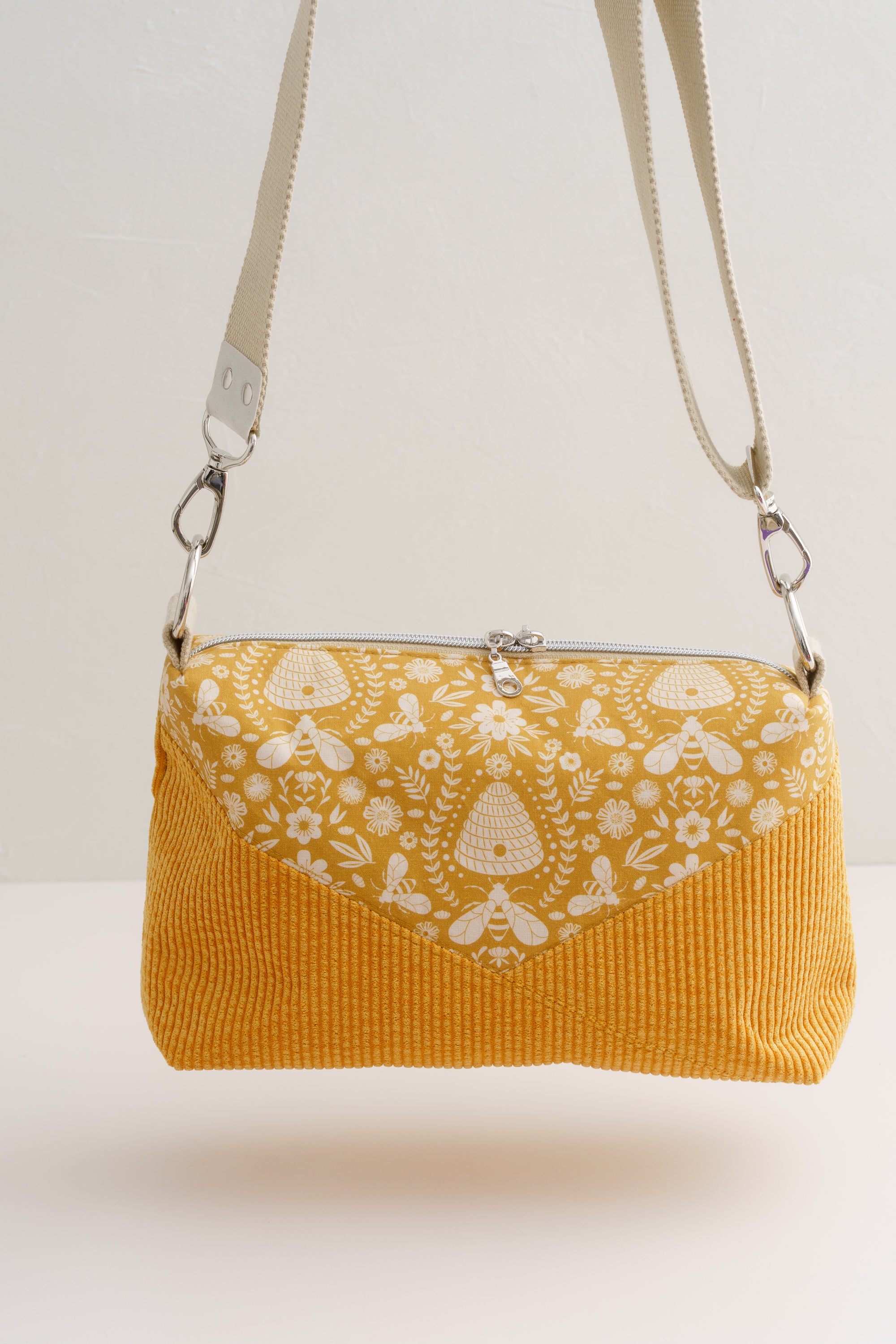 Crossbody Tasche aus gelbem Cord mit Bienenmotiv