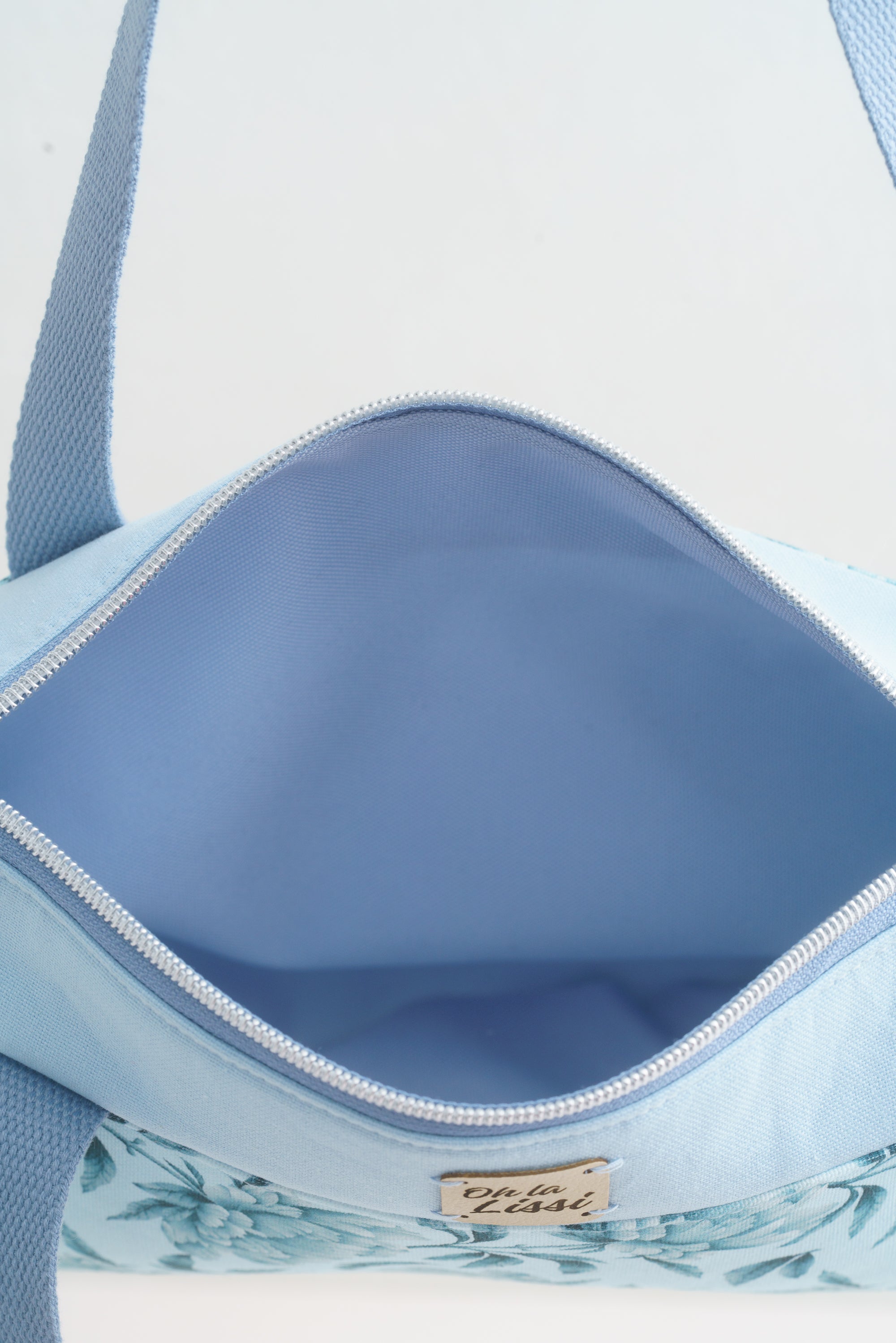 Schultertasche hellblau mit pfingstrosen  Muster