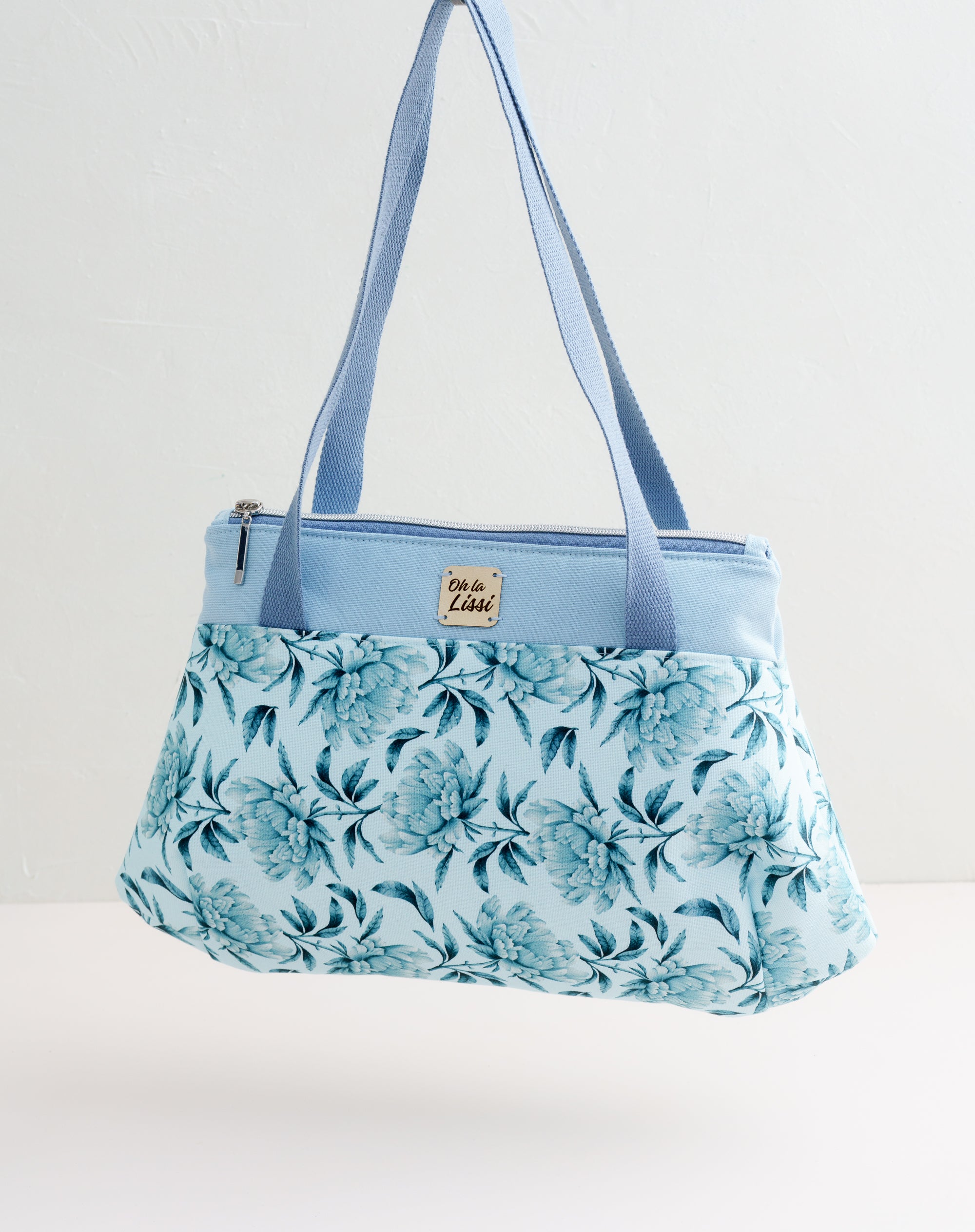 Schultertasche hellblau mit pfingstrosen  Muster