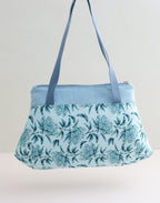 Schultertasche hellblau mit pfingstrosen  Muster