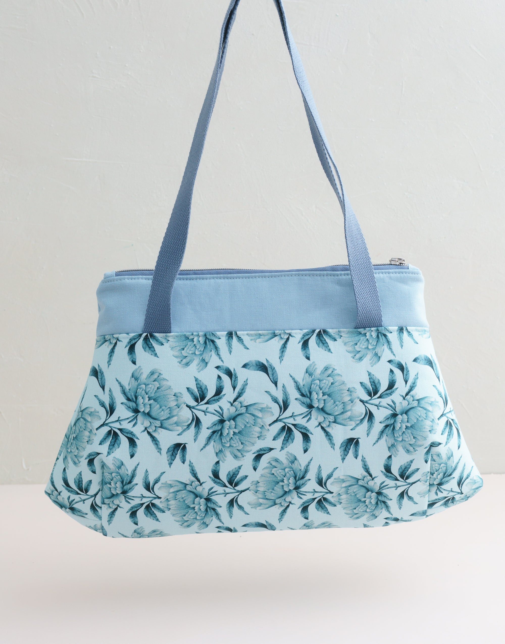 Schultertasche hellblau mit pfingstrosen  Muster