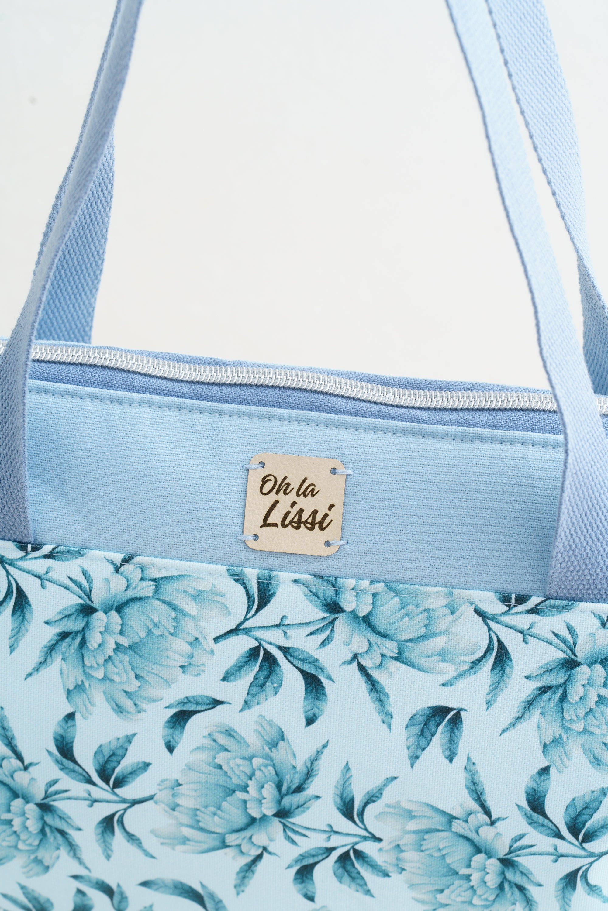 Schultertasche hellblau mit pfingstrosen  Muster