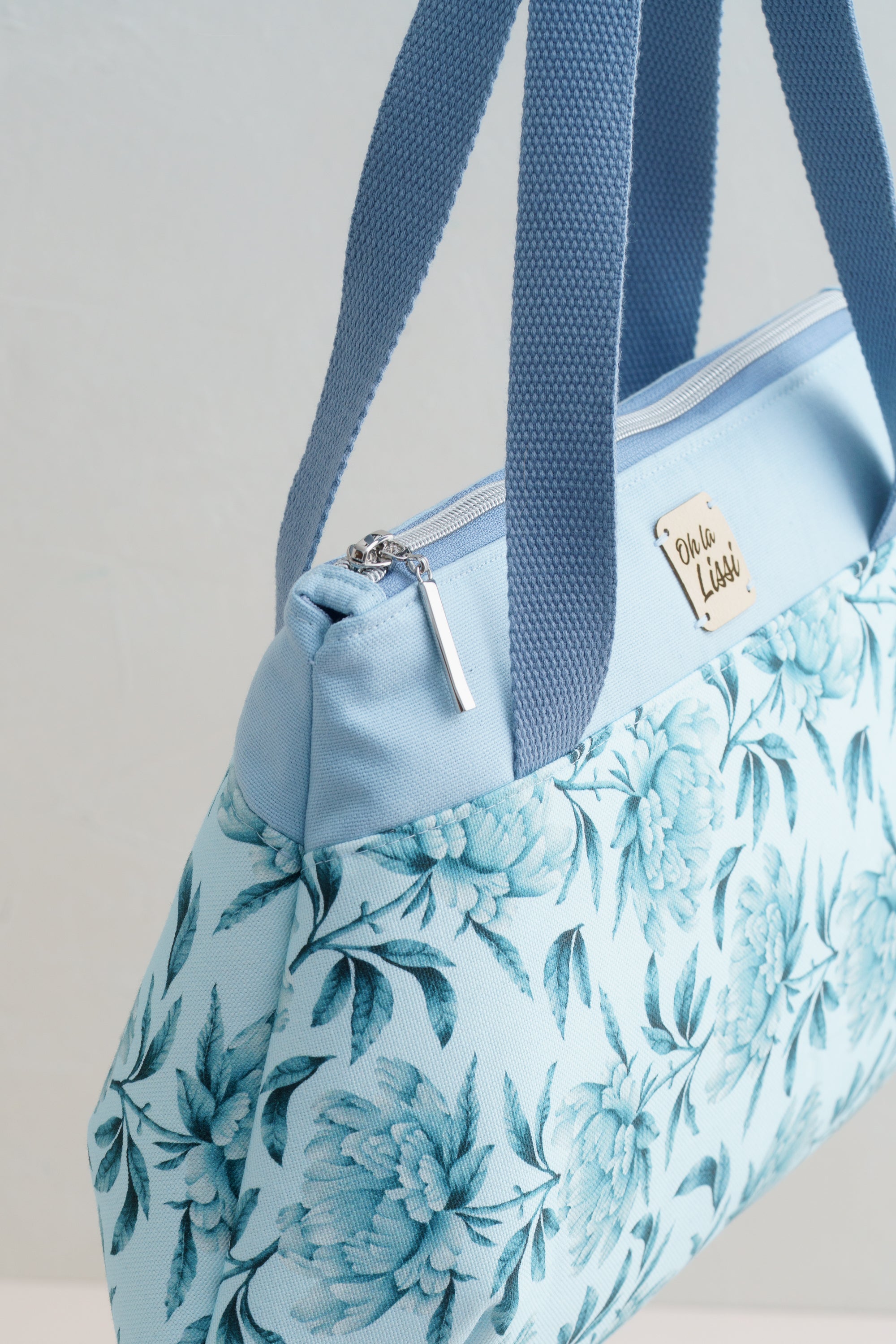 Schultertasche hellblau mit pfingstrosen  Muster