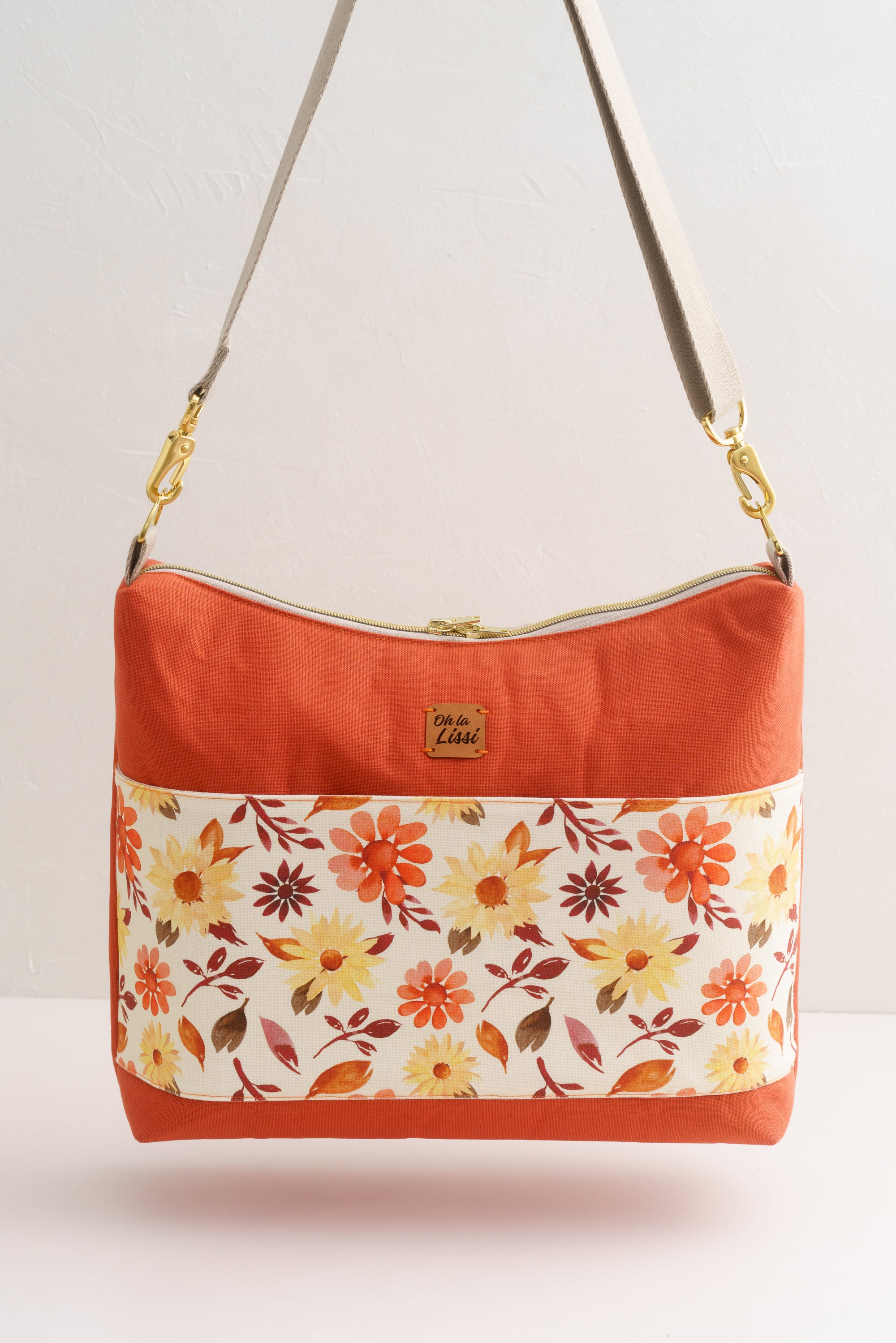 Schultertasche mit Blumenmuster in Terrakotta und Creme