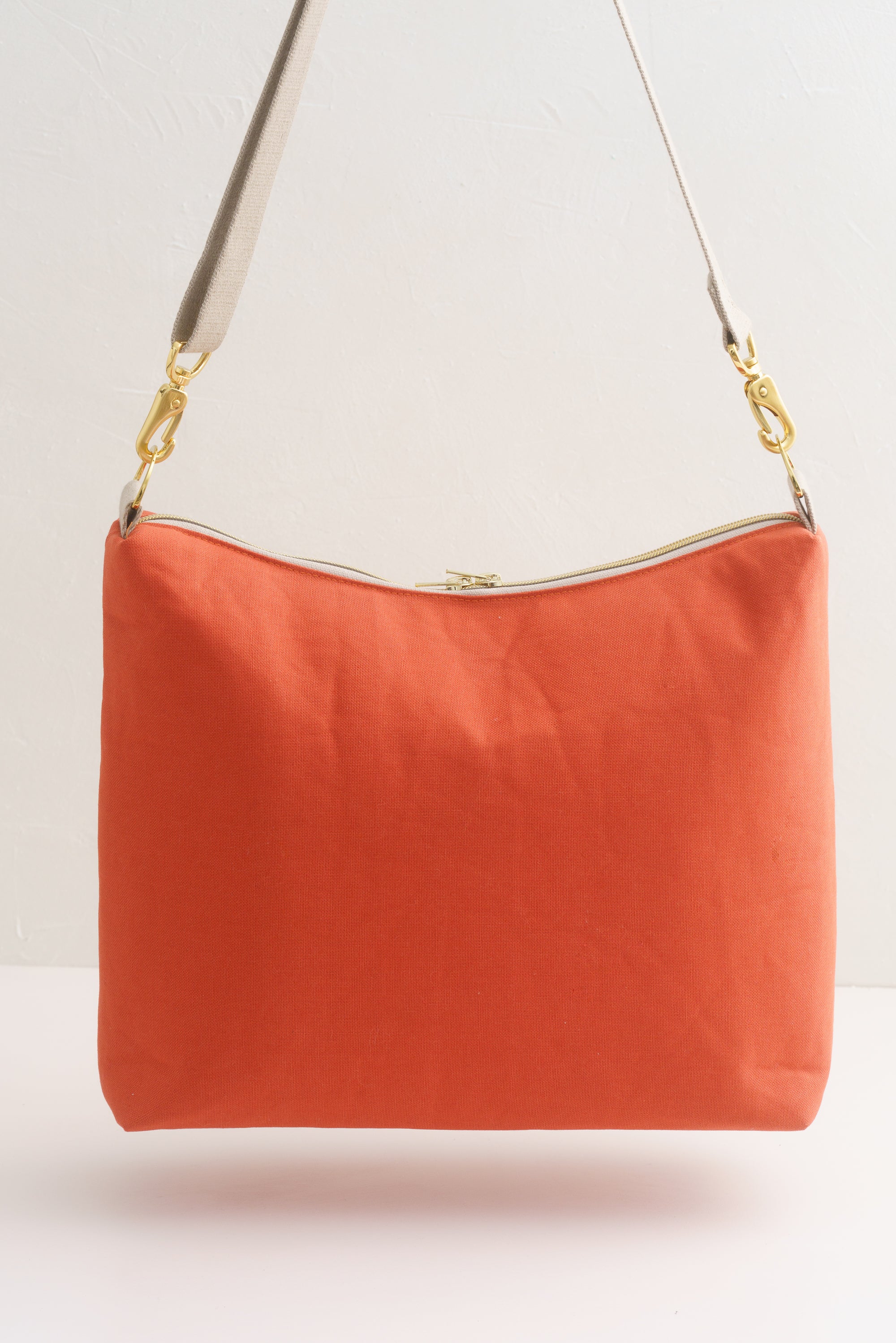 Schultertasche mit Blumenmuster in Terrakotta und Creme