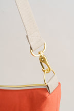 Schultertasche mit Blumenmuster in Terrakotta und Creme