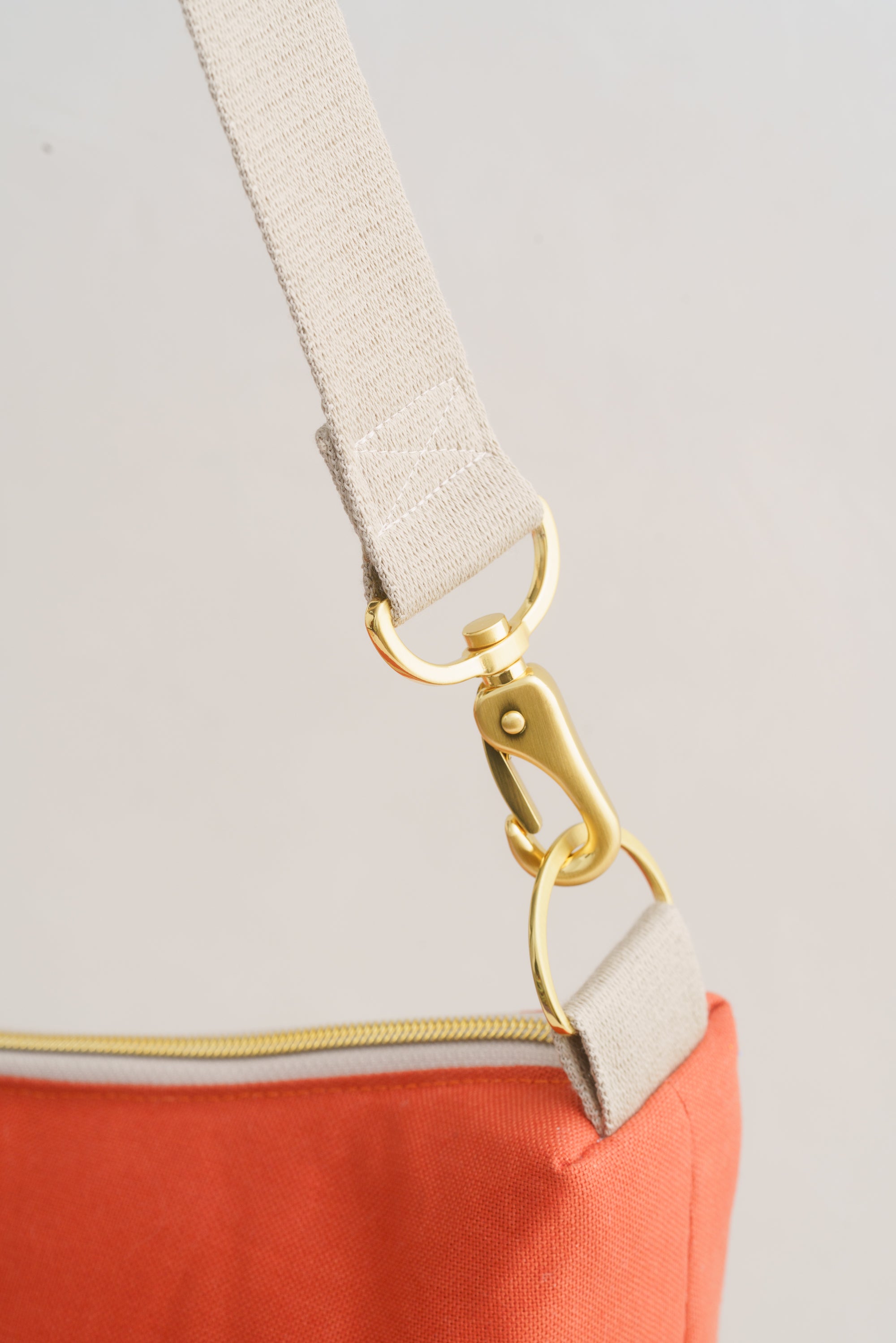 Schultertasche mit Blumenmuster in Terrakotta und Creme