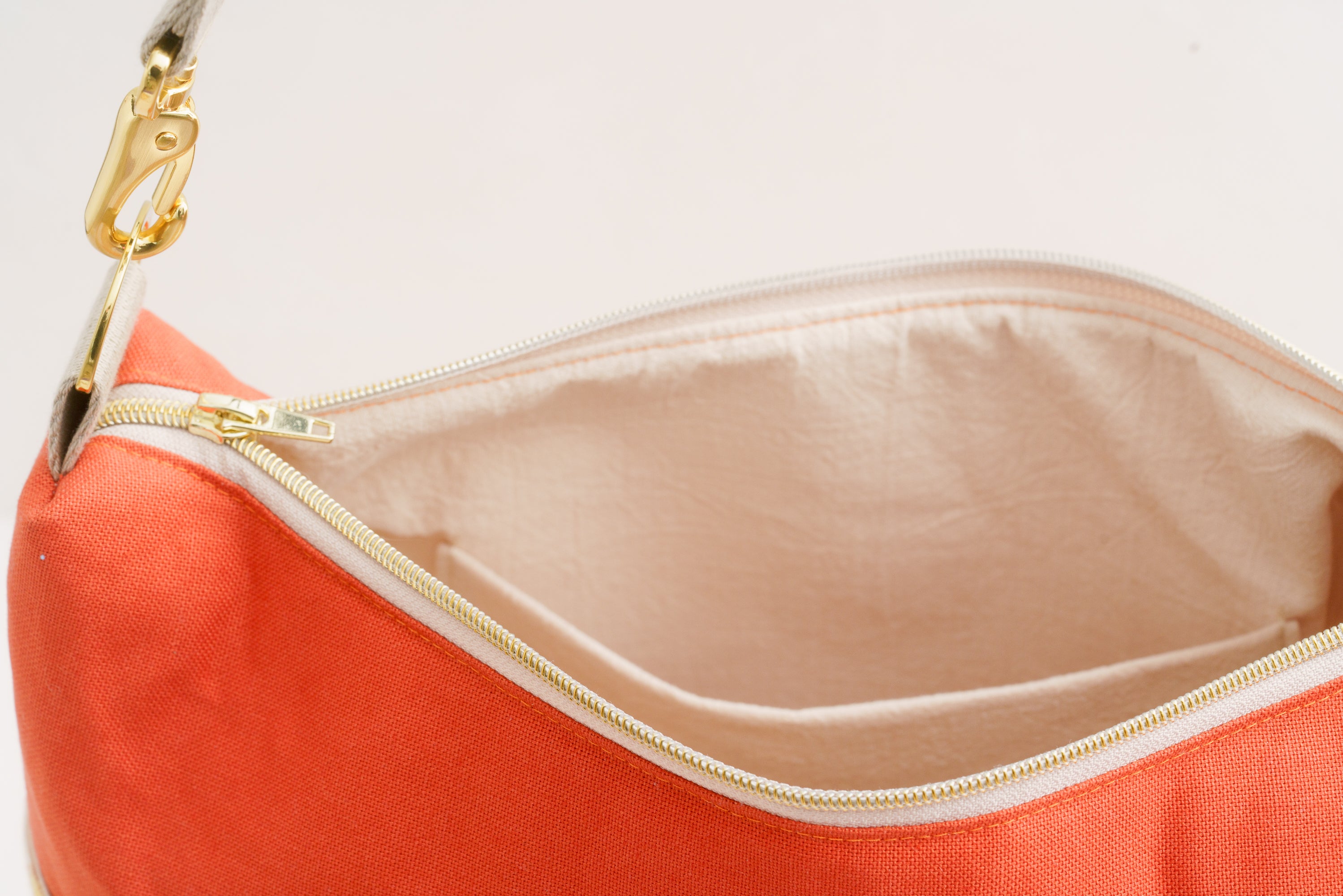 Schultertasche mit Blumenmuster in Terrakotta und Creme