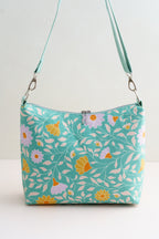 Crossbody Bag türkis mit floralem Grafikmuster