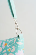 Crossbody Bag türkis mit floralem Grafikmuster
