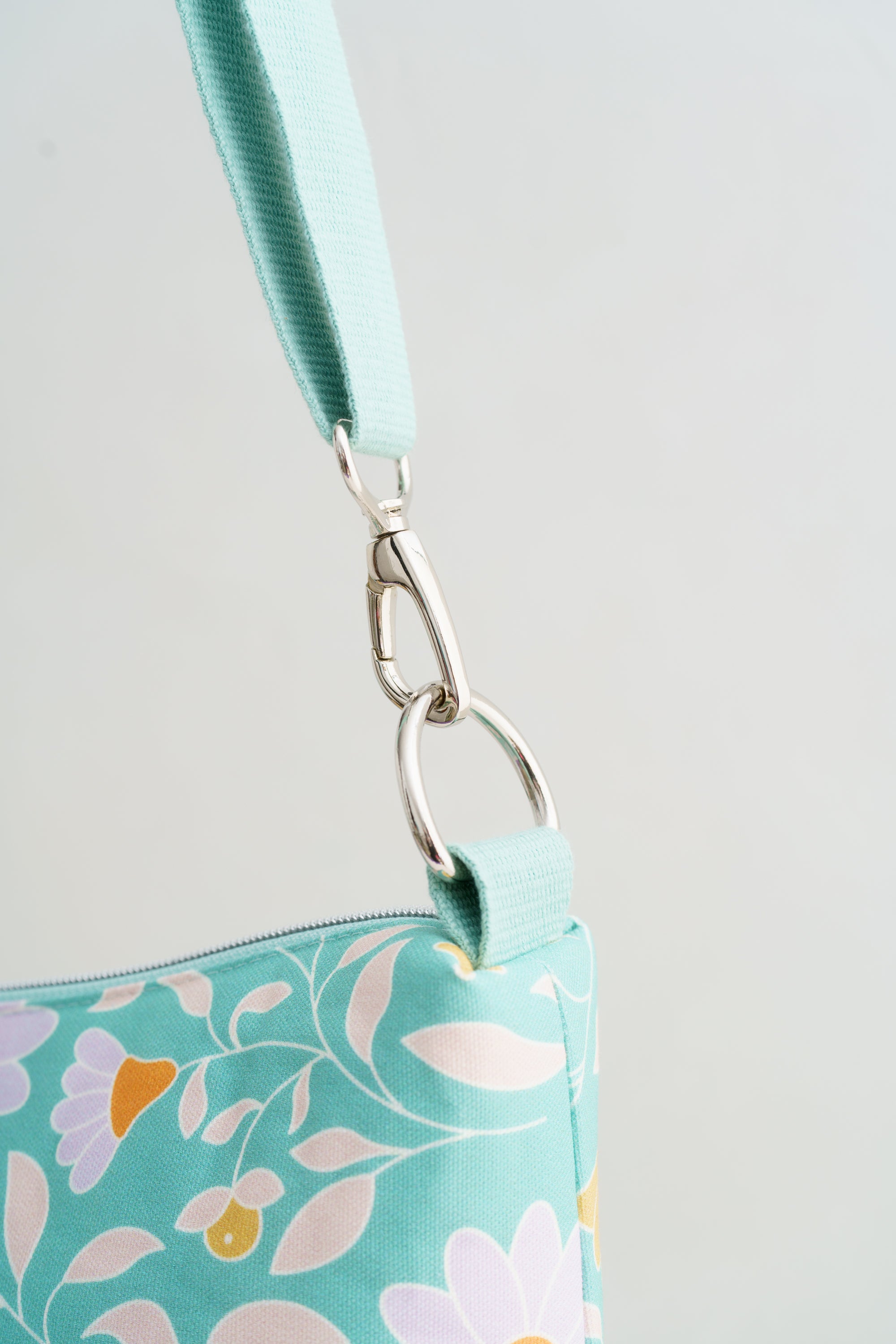 Crossbody Bag türkis mit floralem Grafikmuster