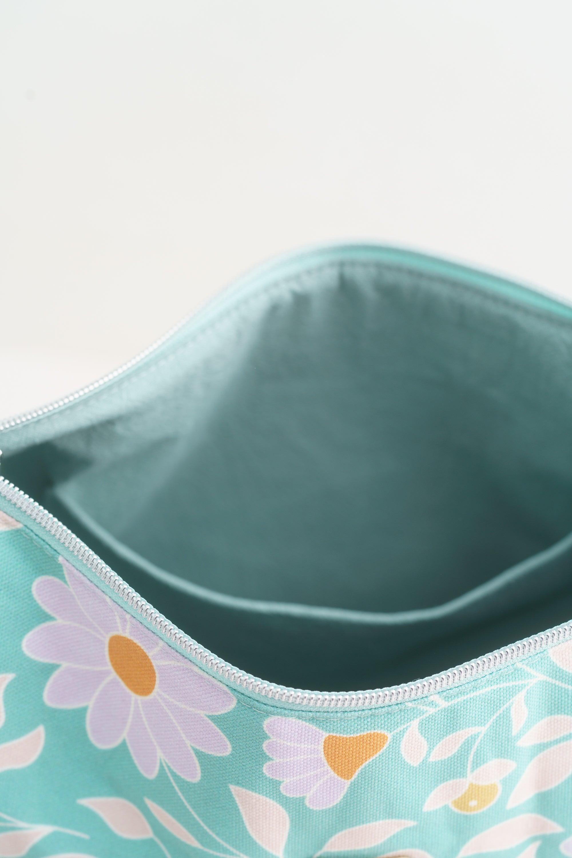 Crossbody Bag türkis mit floralem Grafikmuster