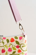 Crossbody Tasche mit Erdbeermuster – große Stofftasche handgemacht	  Crossbody Tasche mit Erdbeermuster