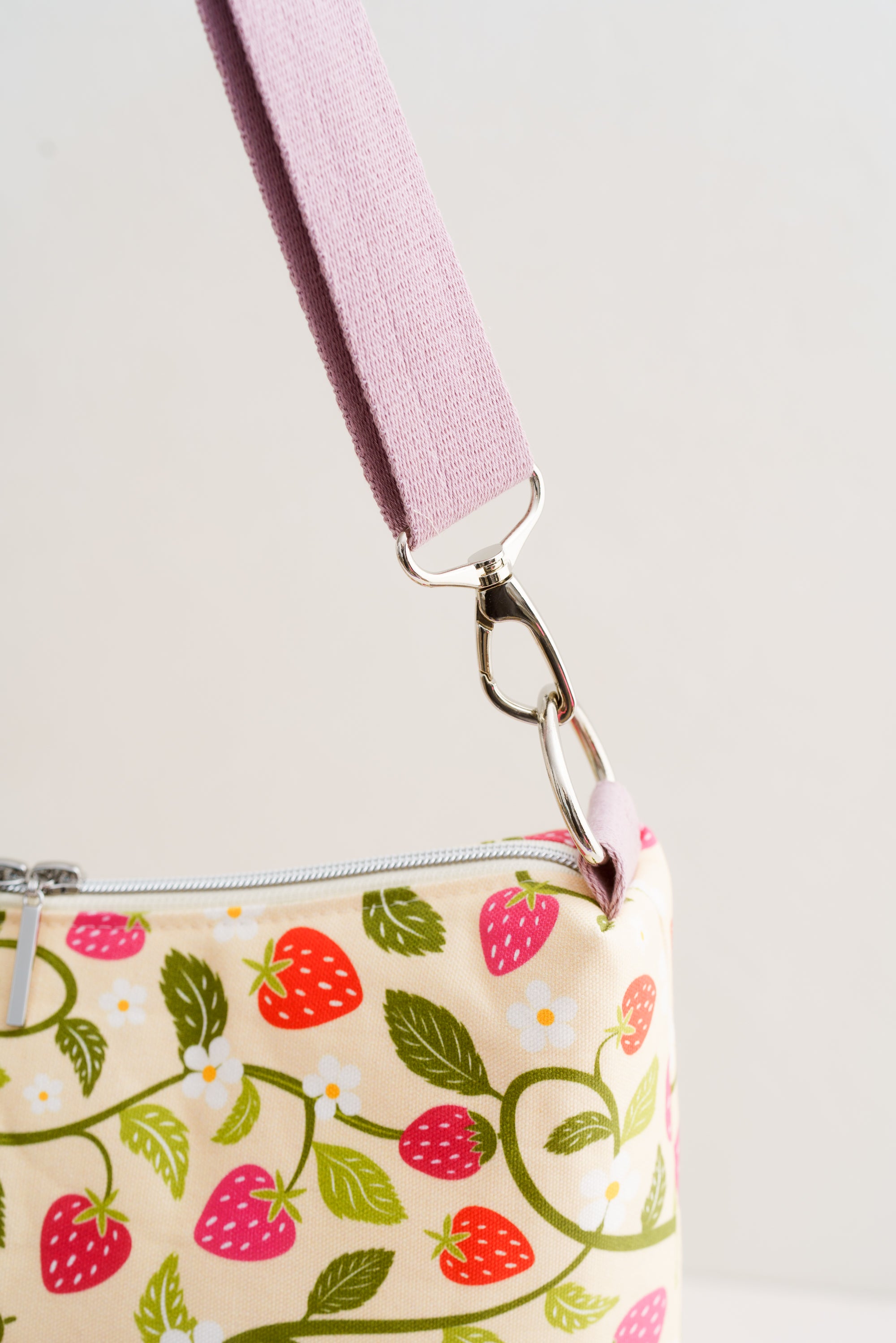 Crossbody Tasche mit Erdbeermuster – große Stofftasche handgemacht