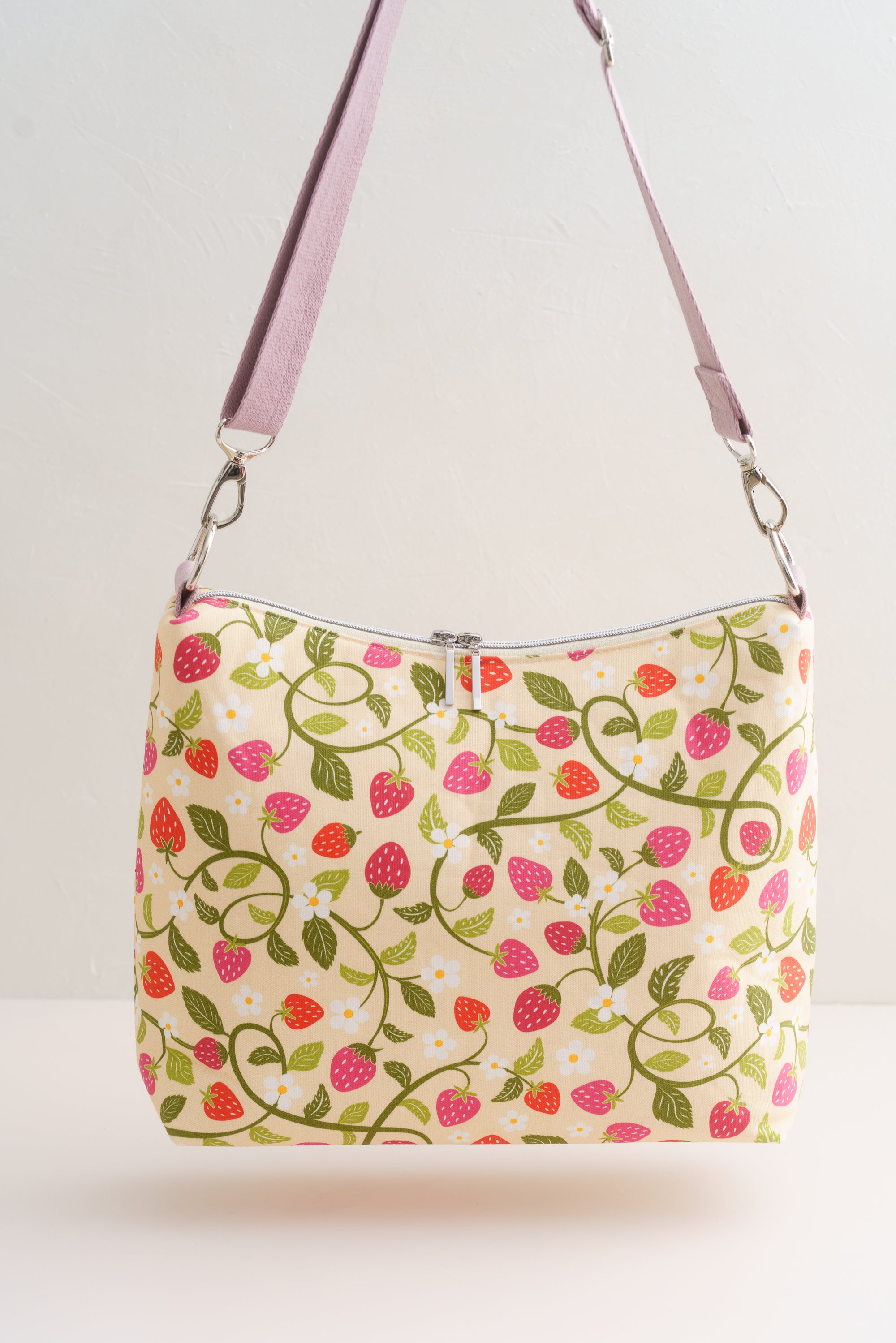 Crossbody Tasche mit Erdbeermuster – große Stofftasche handgemacht