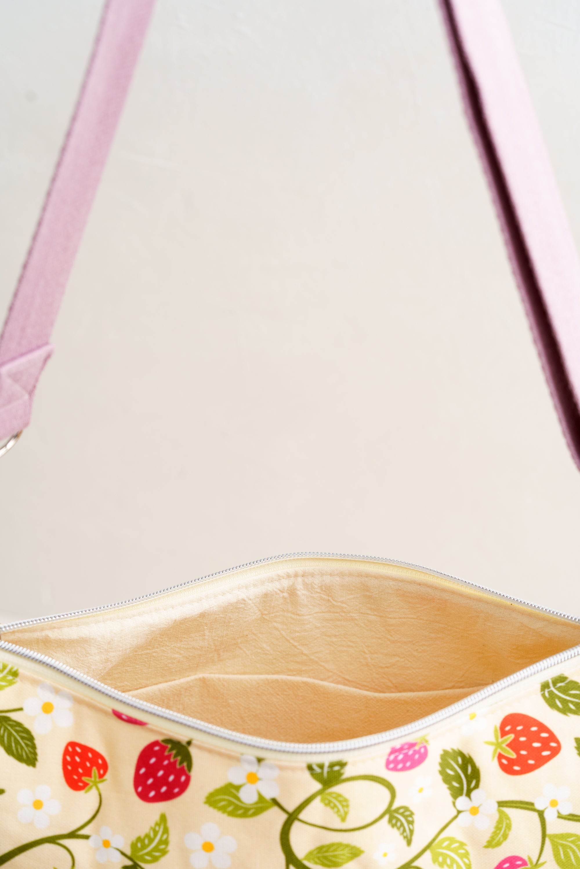 Crossbody Tasche mit Erdbeermuster – große Stofftasche handgemacht