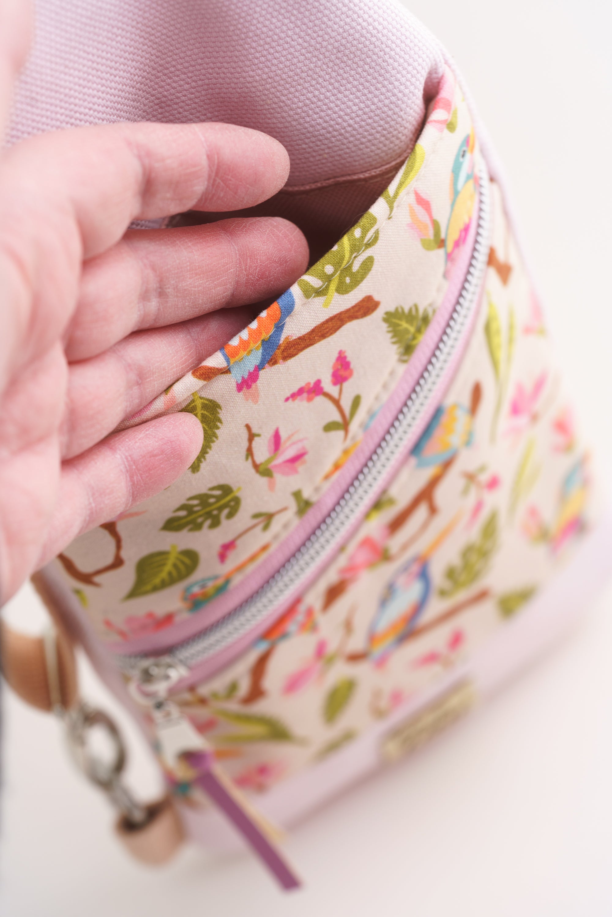 Slingbag in Rosa mit Eisvogel-Muster