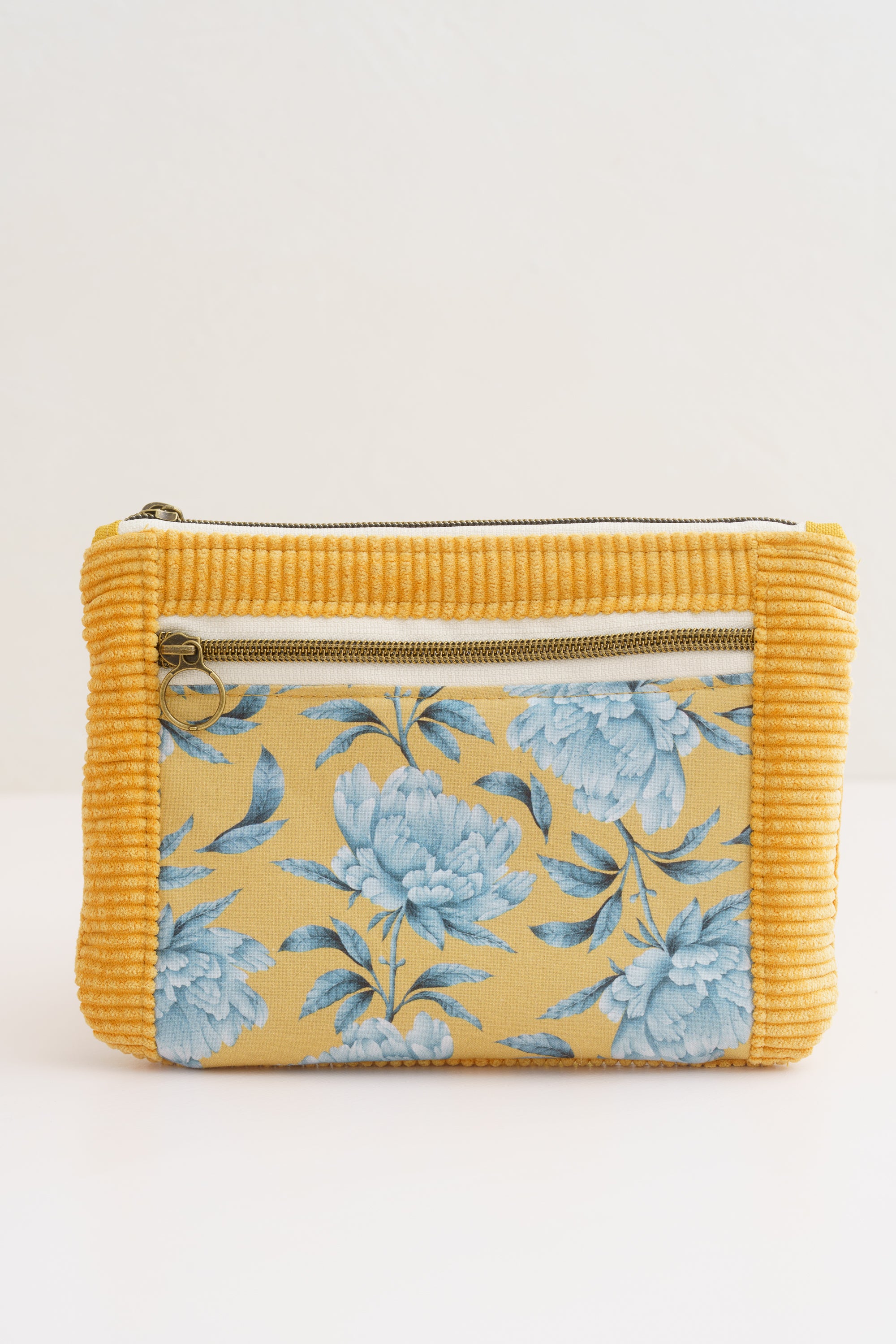 Kleines Kosmetiktäschchen mit Pfingstrosen in Senfgelb und Blau