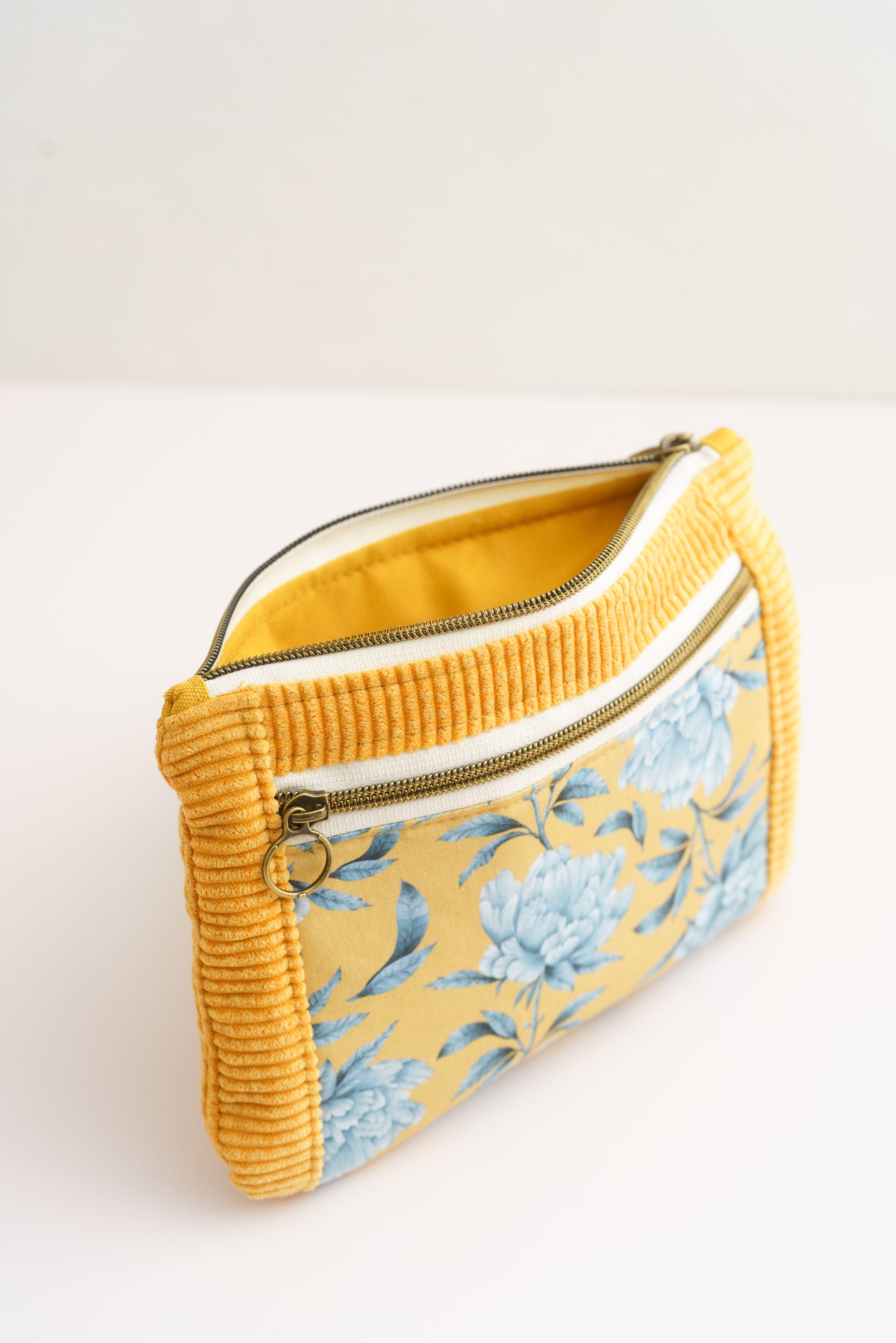 Kleines Kosmetiktäschchen mit Pfingstrosen in Senfgelb und Blau