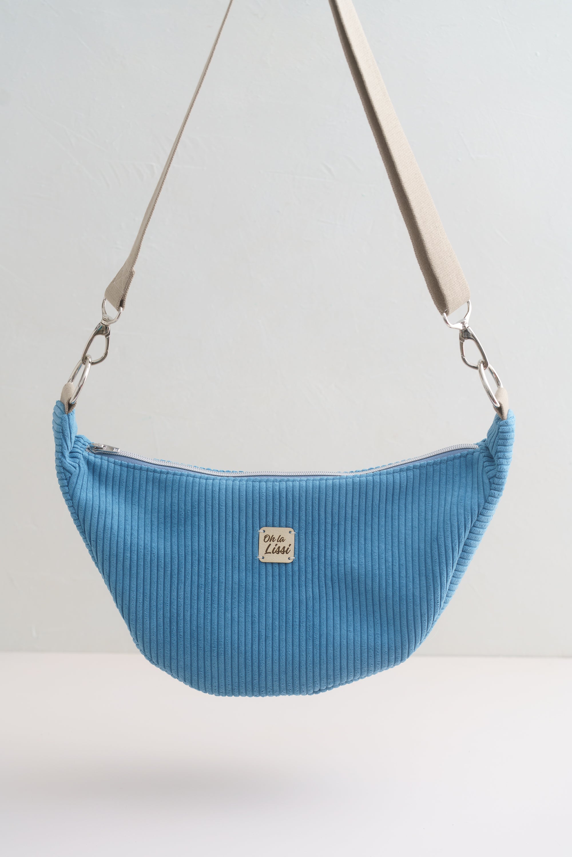 Crossbody Moon Bag aus blauem Cord