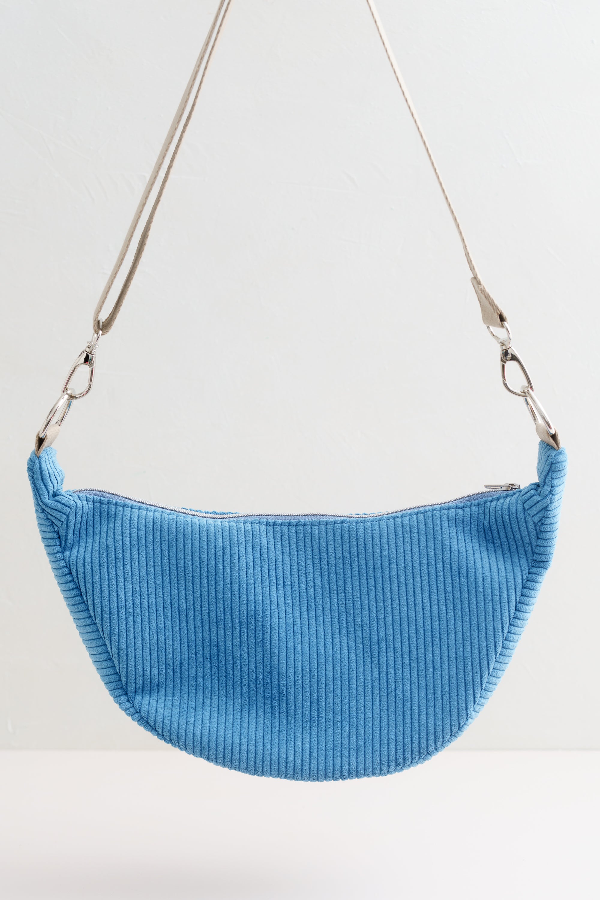 Crossbody Moon Bag aus blauem Cord