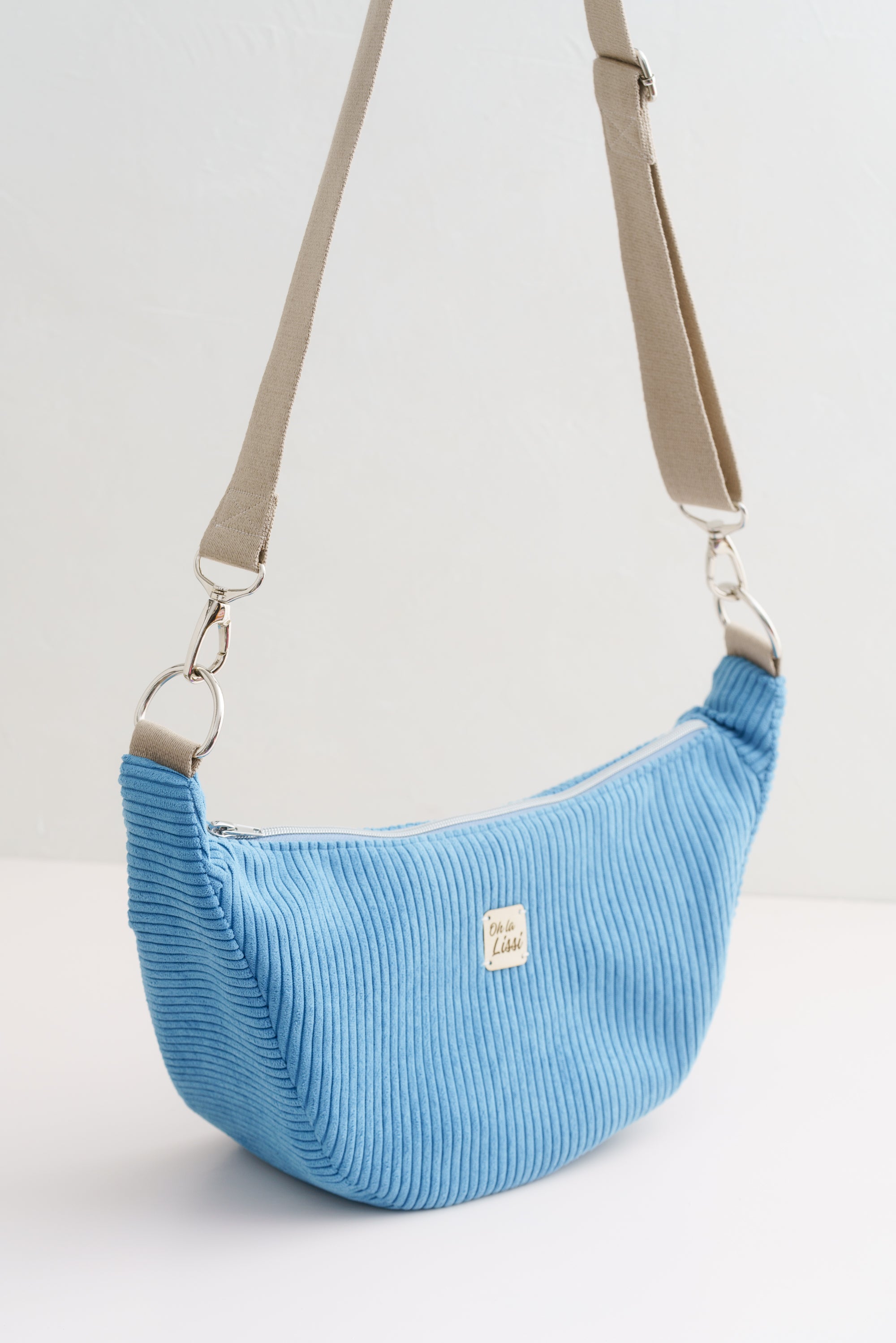 Crossbody Moon Bag aus blauem Cord