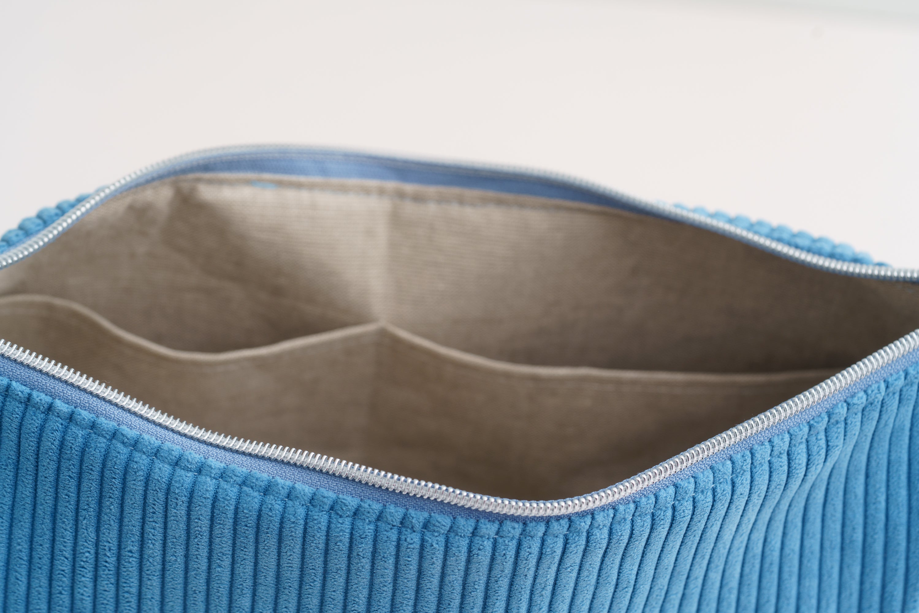 Crossbody Moon Bag aus blauem Cord