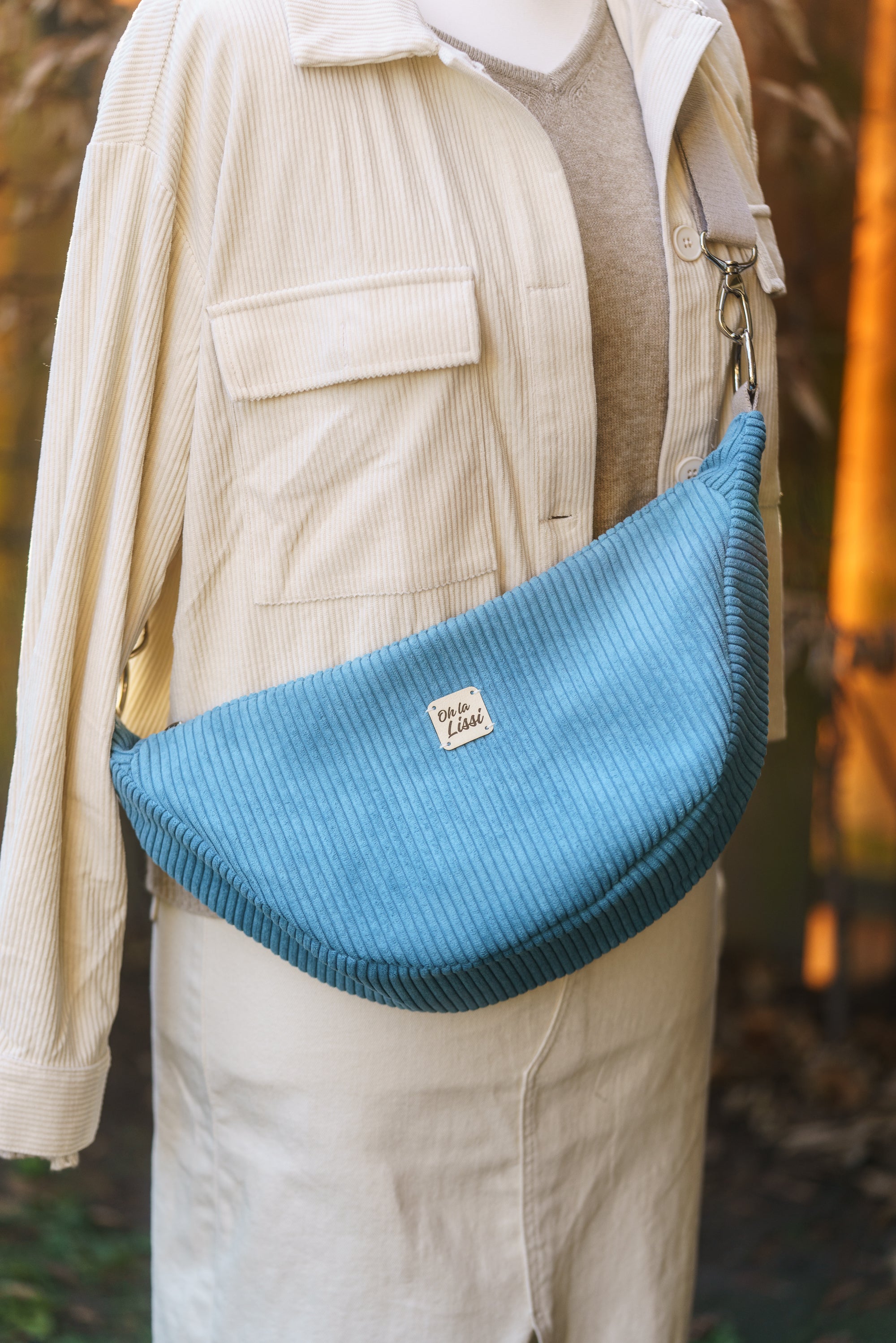 Crossbody Moon Bag aus blauem Cord