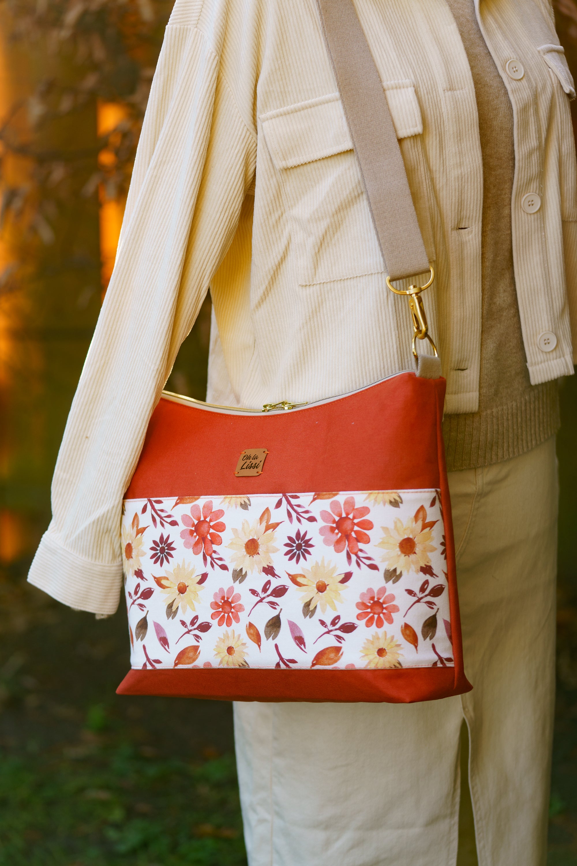 Schultertasche mit Blumenmuster in Terrakotta und Creme