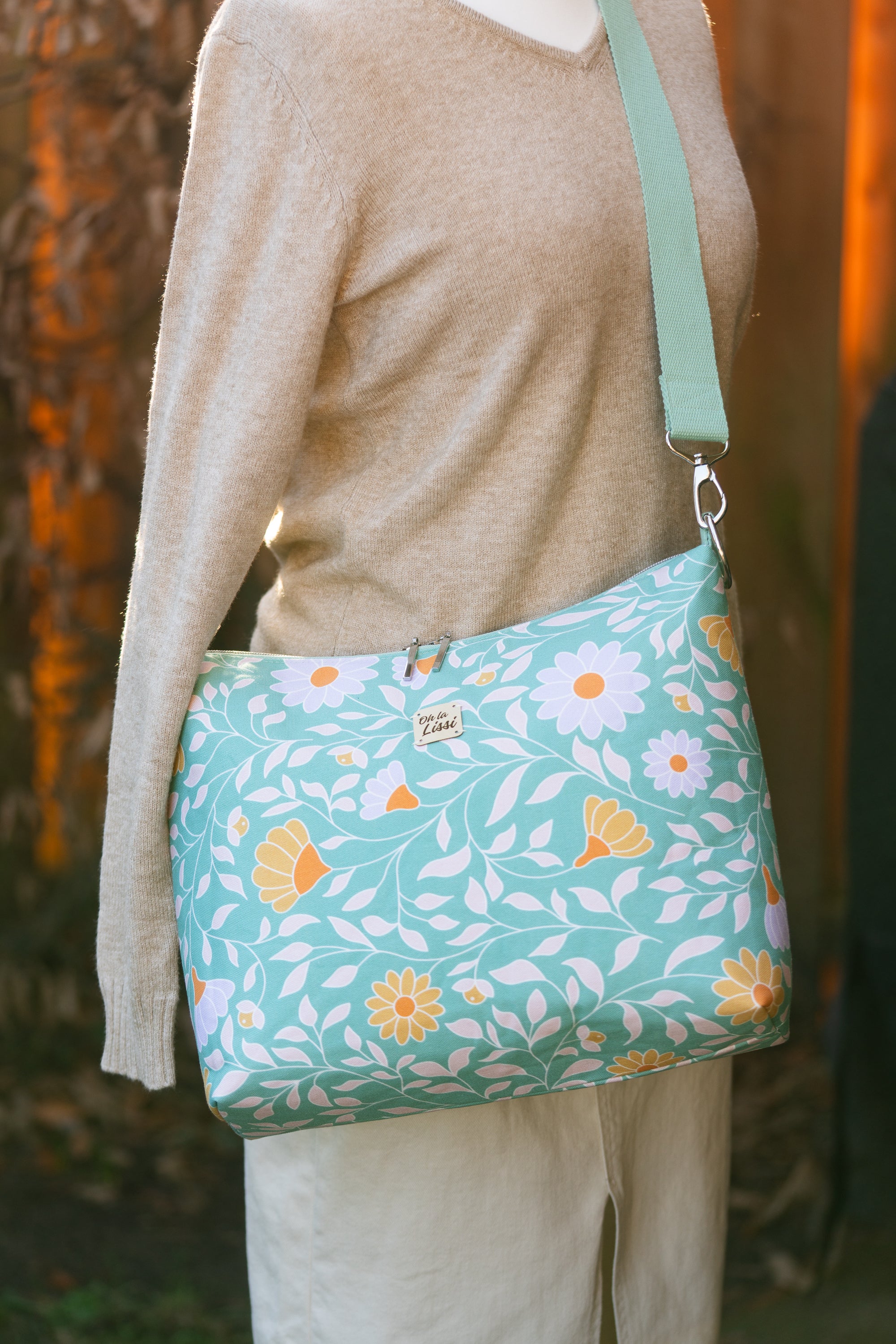 Crossbody Bag türkis mit floralem Grafikmuster