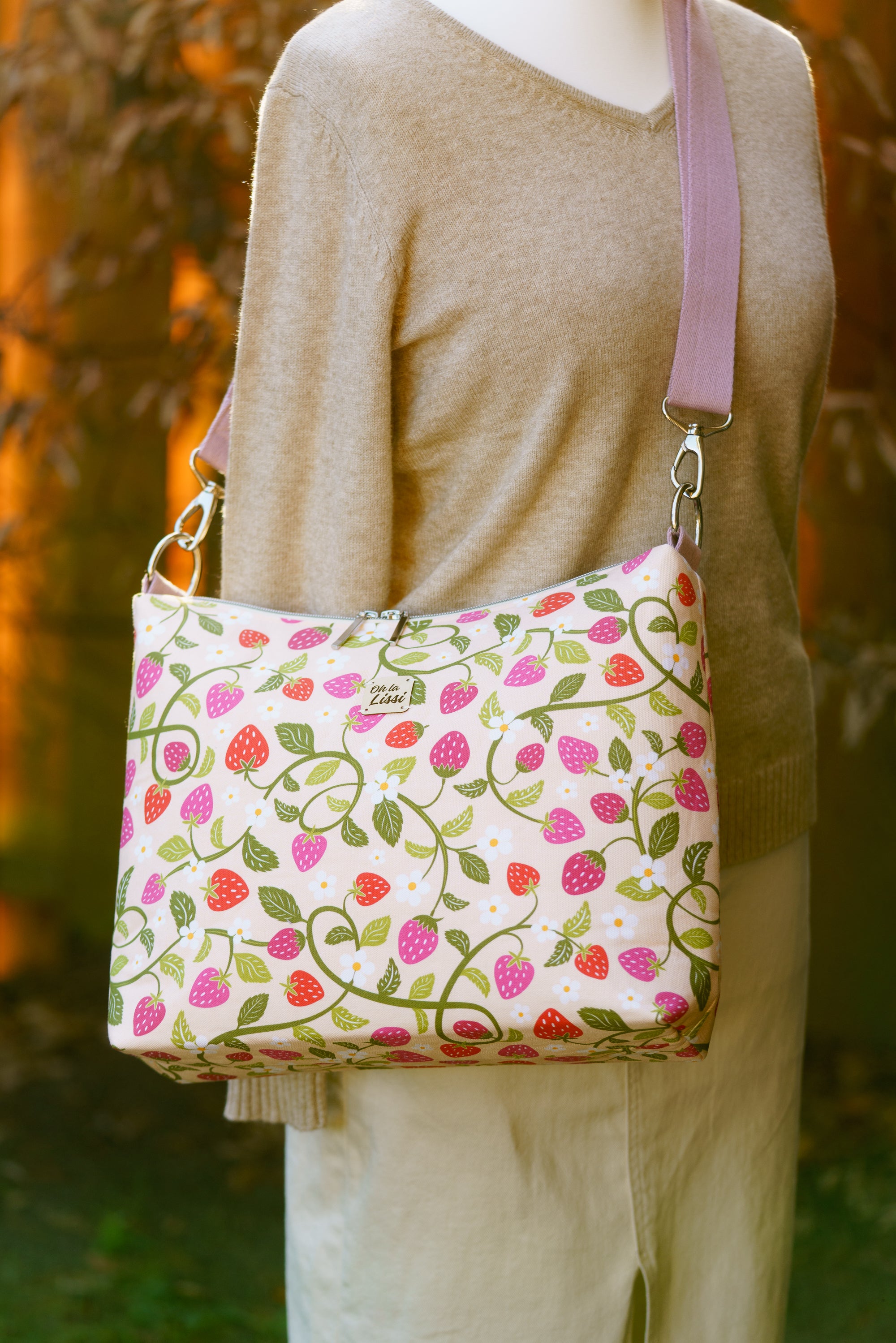 Crossbody Tasche mit Erdbeermuster – große Stofftasche handgemacht