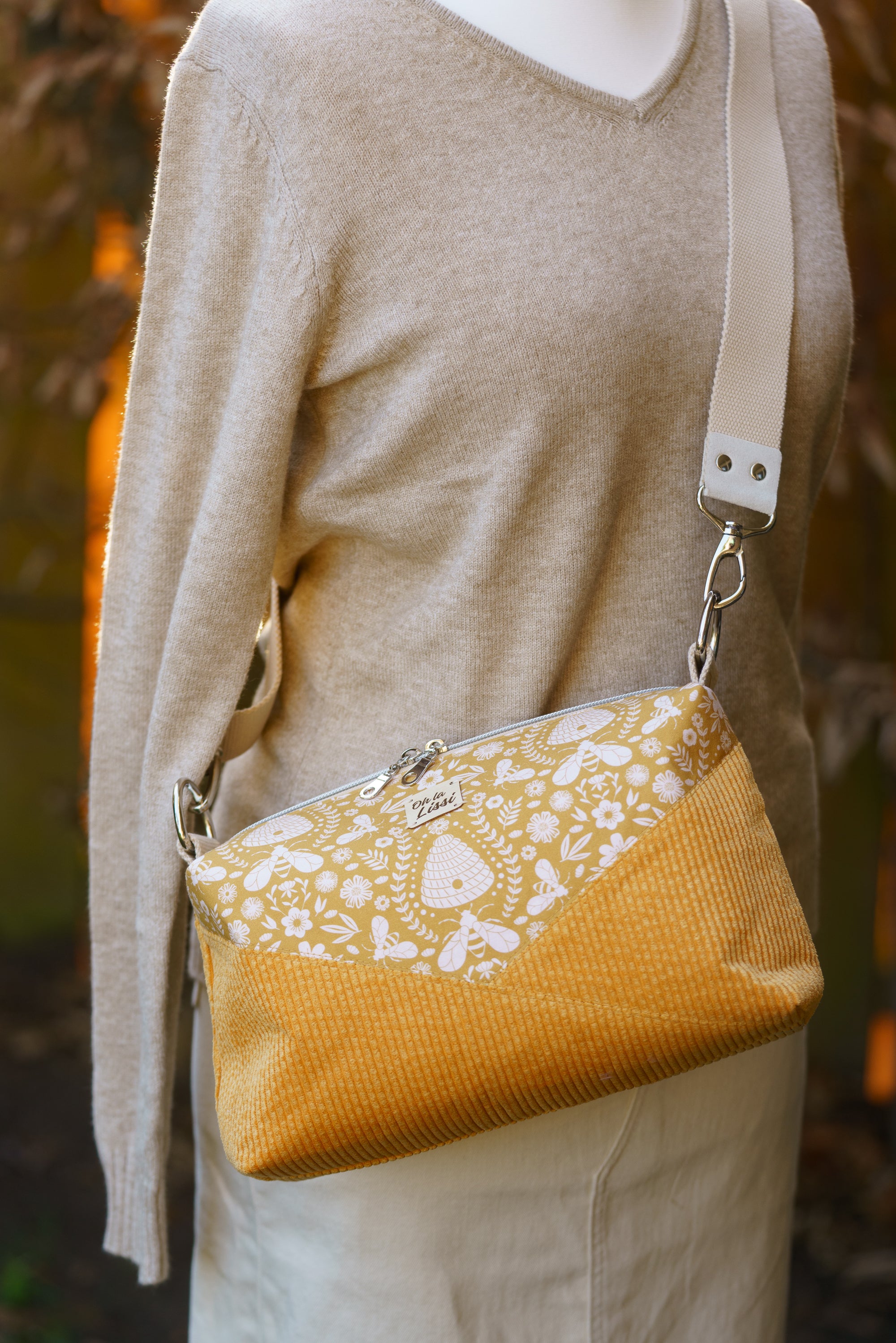Crossbody Tasche aus gelbem Cord mit Bienenmotiv