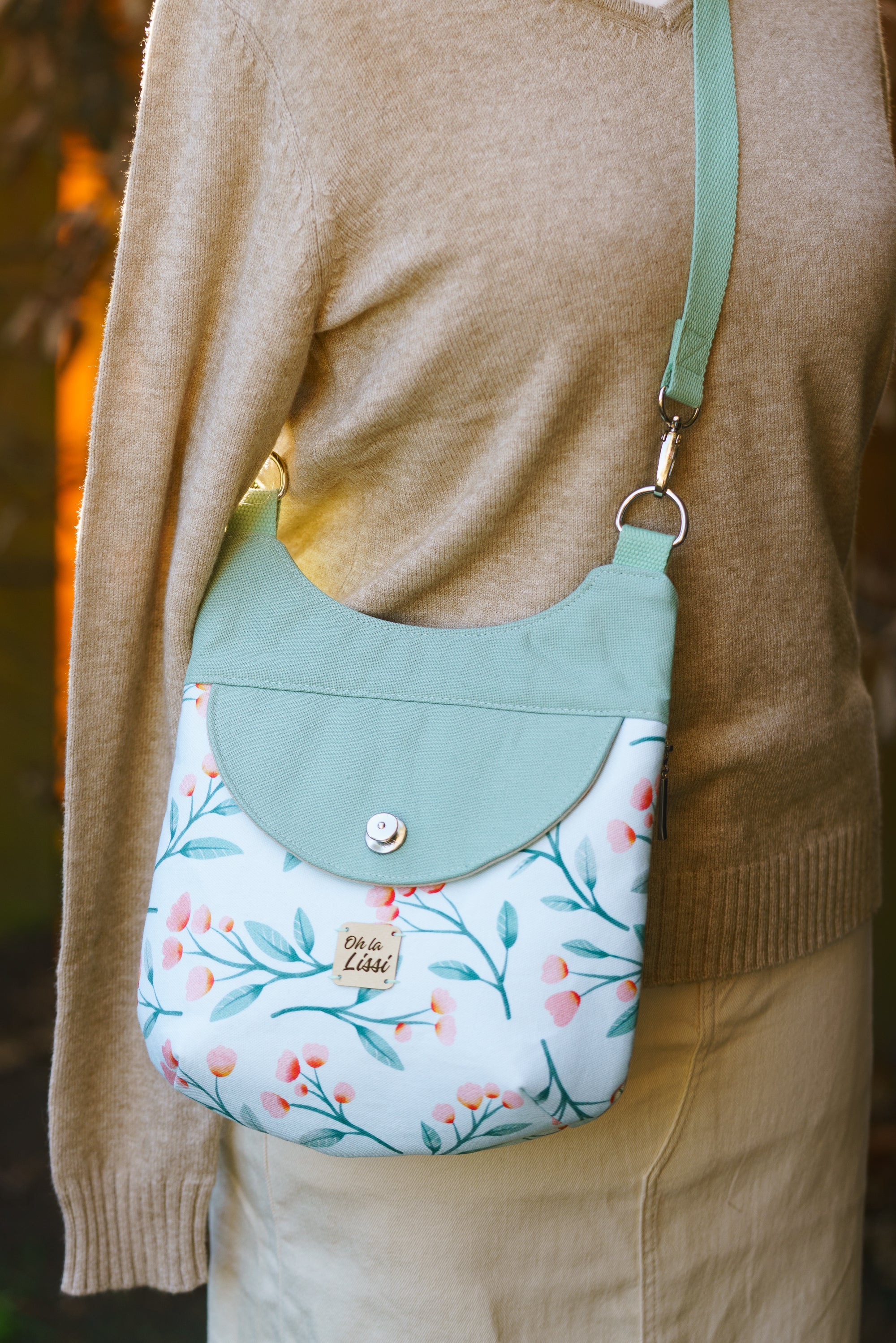 Crossbody Tasche mit Blütenmuster in Mint und rosa