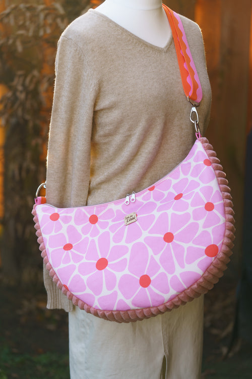 Handgenähte Damen Schultertasche mit rosa Retro-Blumenmuster, halbmondförmige Handtasche aus Stoff mit breitem Schultergurt und Reißverschluss.
