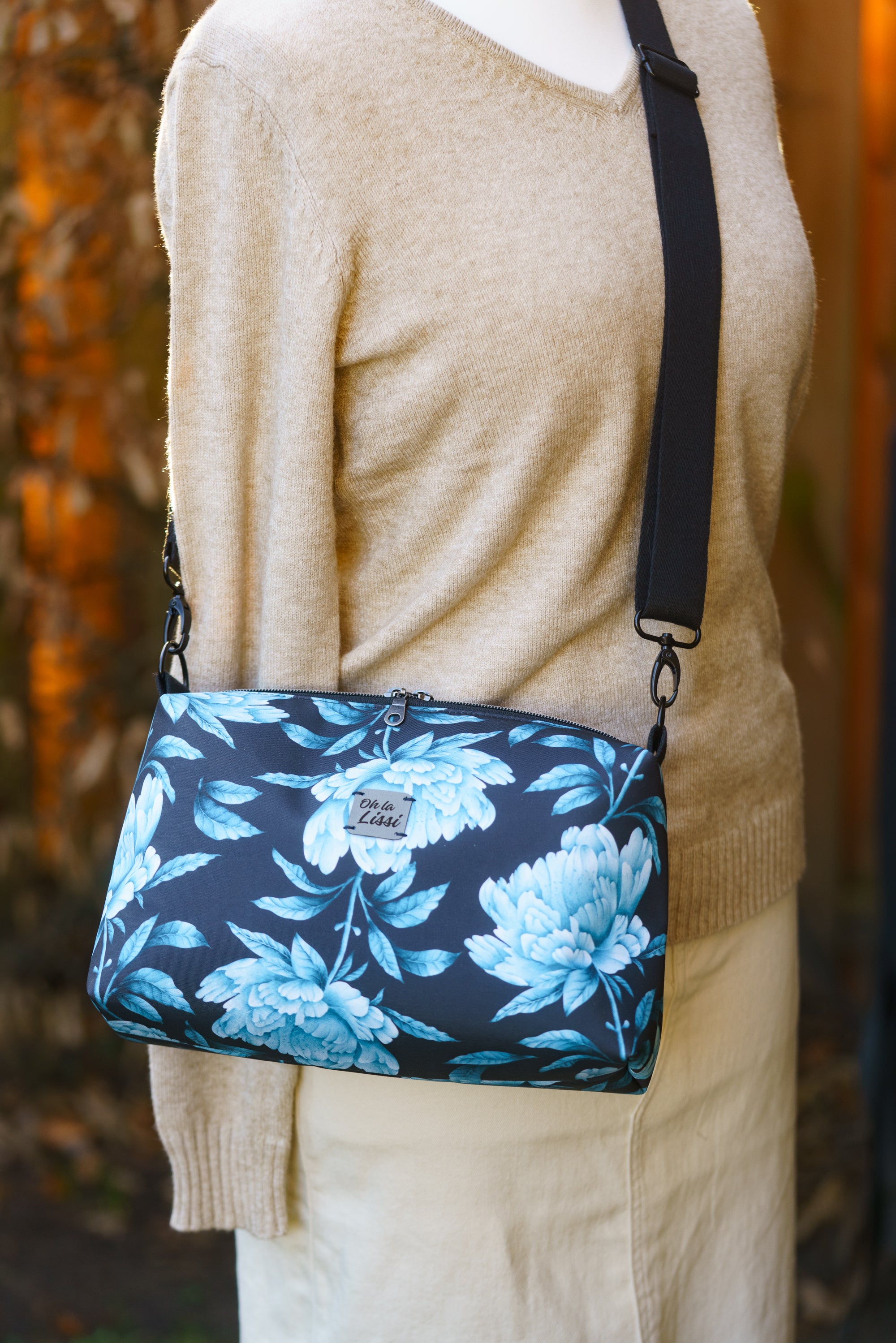 Crossbody Bag mit Pfingstrosen Motiv in Blau