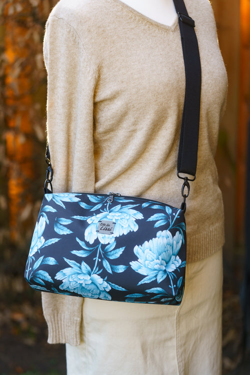 Crossbody Bag mit Pfingstrosen Motiv in Blau