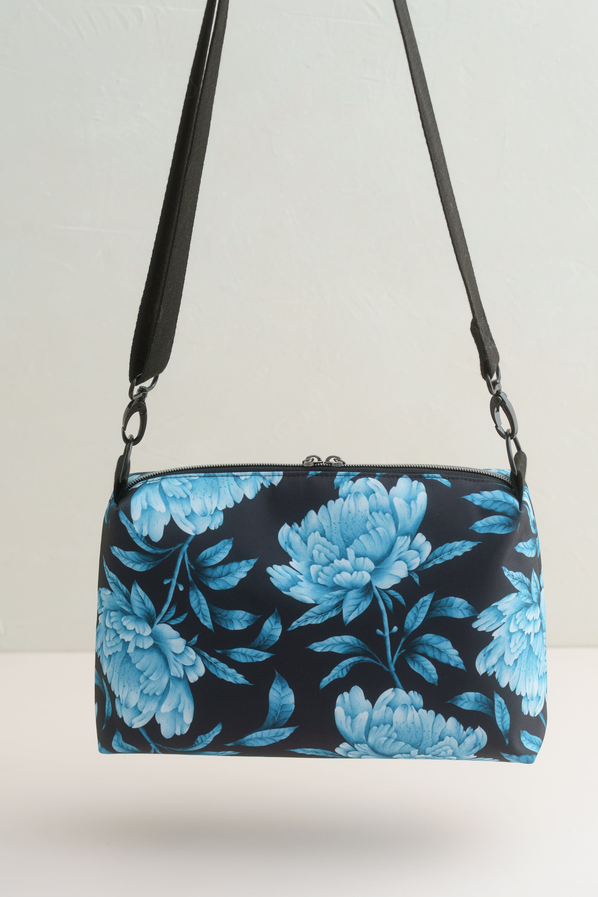 Crossbody Bag mit Pfingstrosen Motiv in Blau