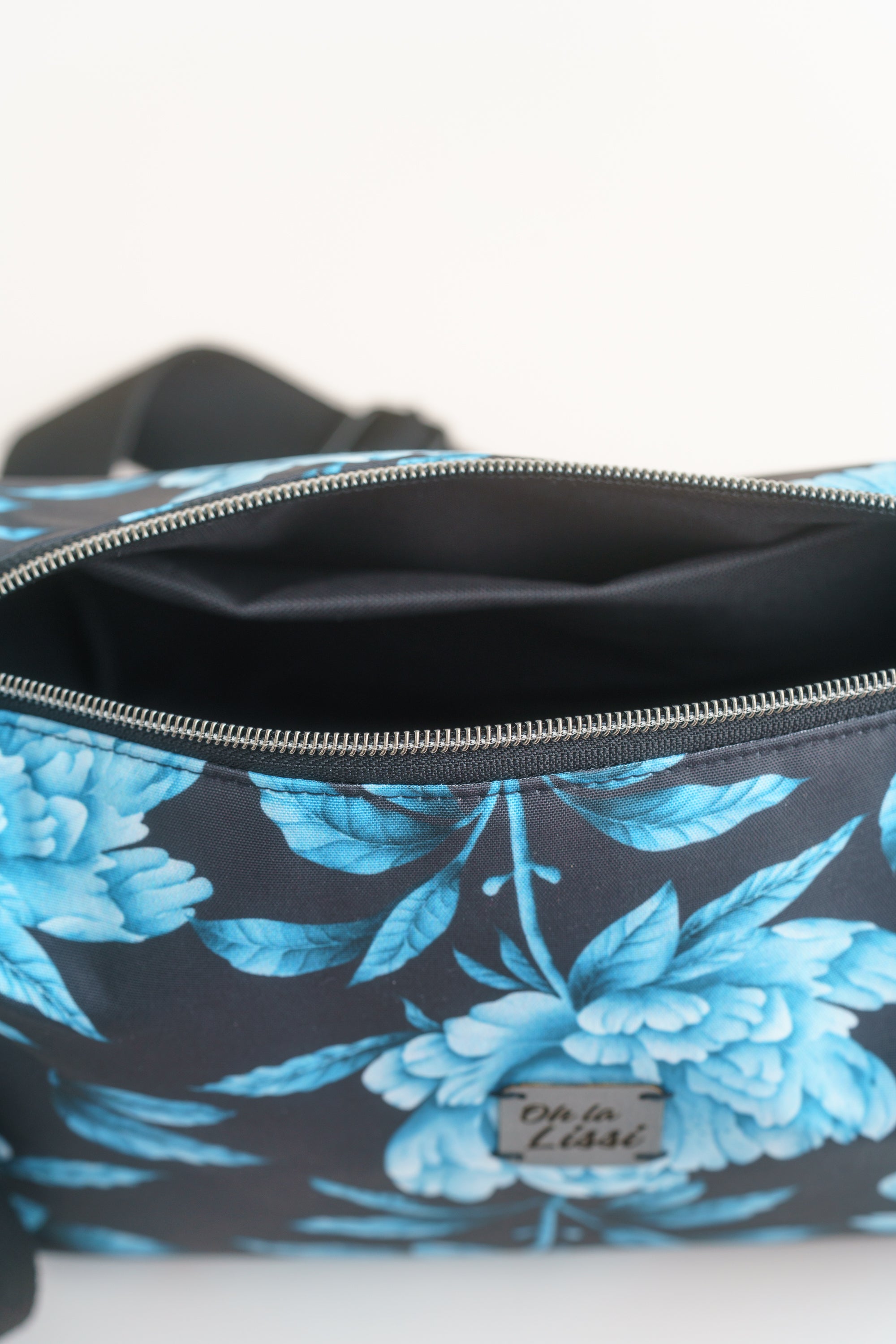 Crossbody Bag mit Pfingstrosen Motiv in Blau
