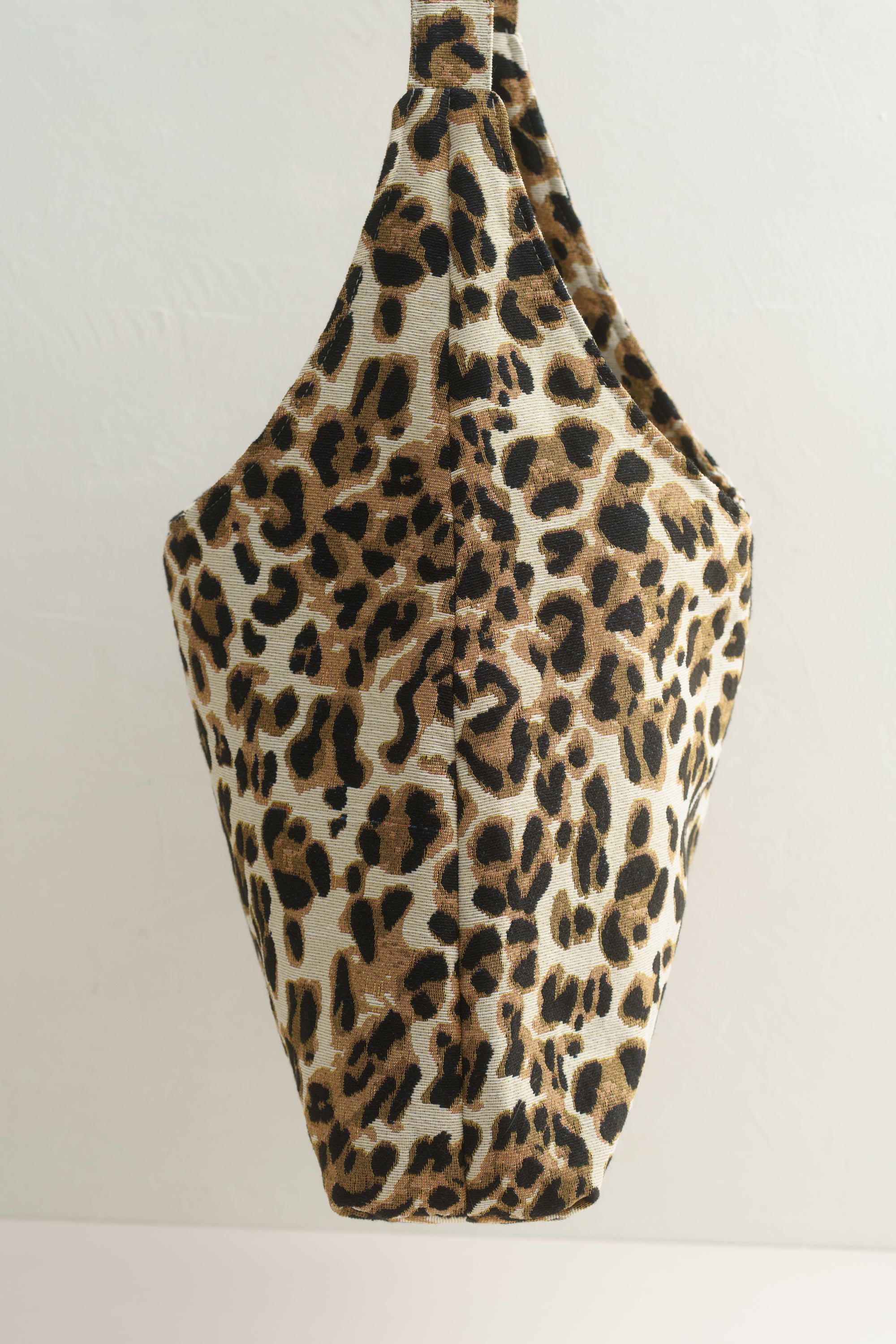Hobo Bag aus Leo-Gobelin mit Animal Print