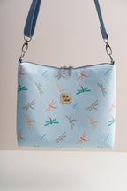 Handgenähte Crossbody Bag mit Libellen-Muster – Hellblaue Umhängetasche