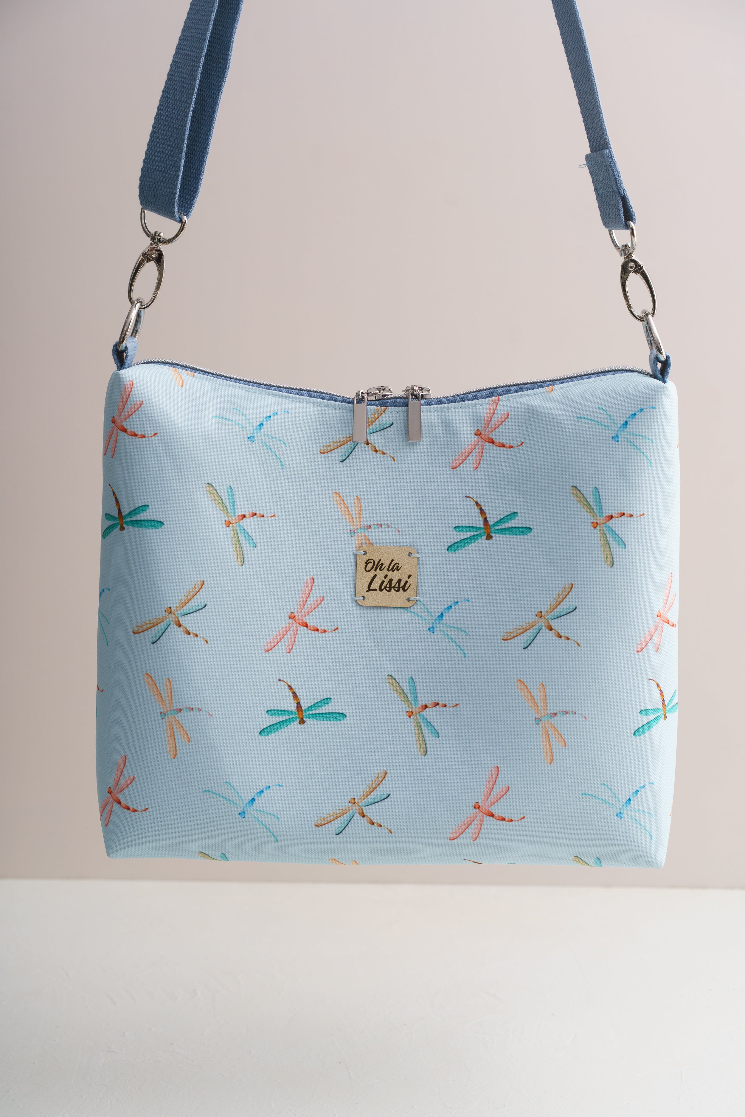 Handgenähte Crossbody Bag mit Libellen-Muster – Hellblaue Umhängetasche