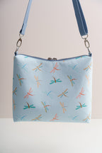 Handgenähte Crossbody Bag mit Libellen-Muster – Hellblaue Umhängetasche