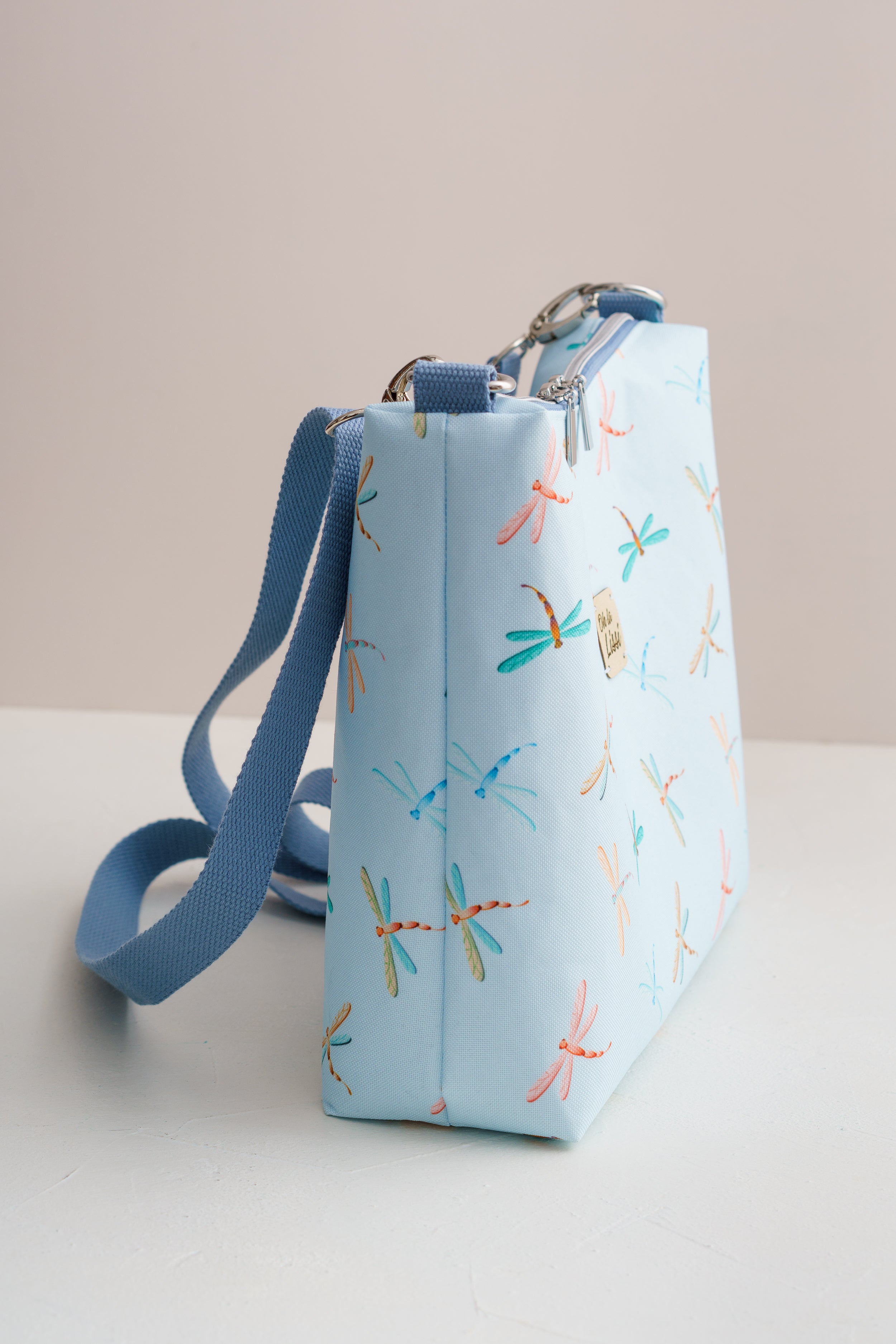 Handgenähte Crossbody Bag mit Libellen-Muster – Hellblaue Umhängetasche