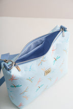 Handgenähte Crossbody Bag mit Libellen-Muster – Hellblaue Umhängetasche