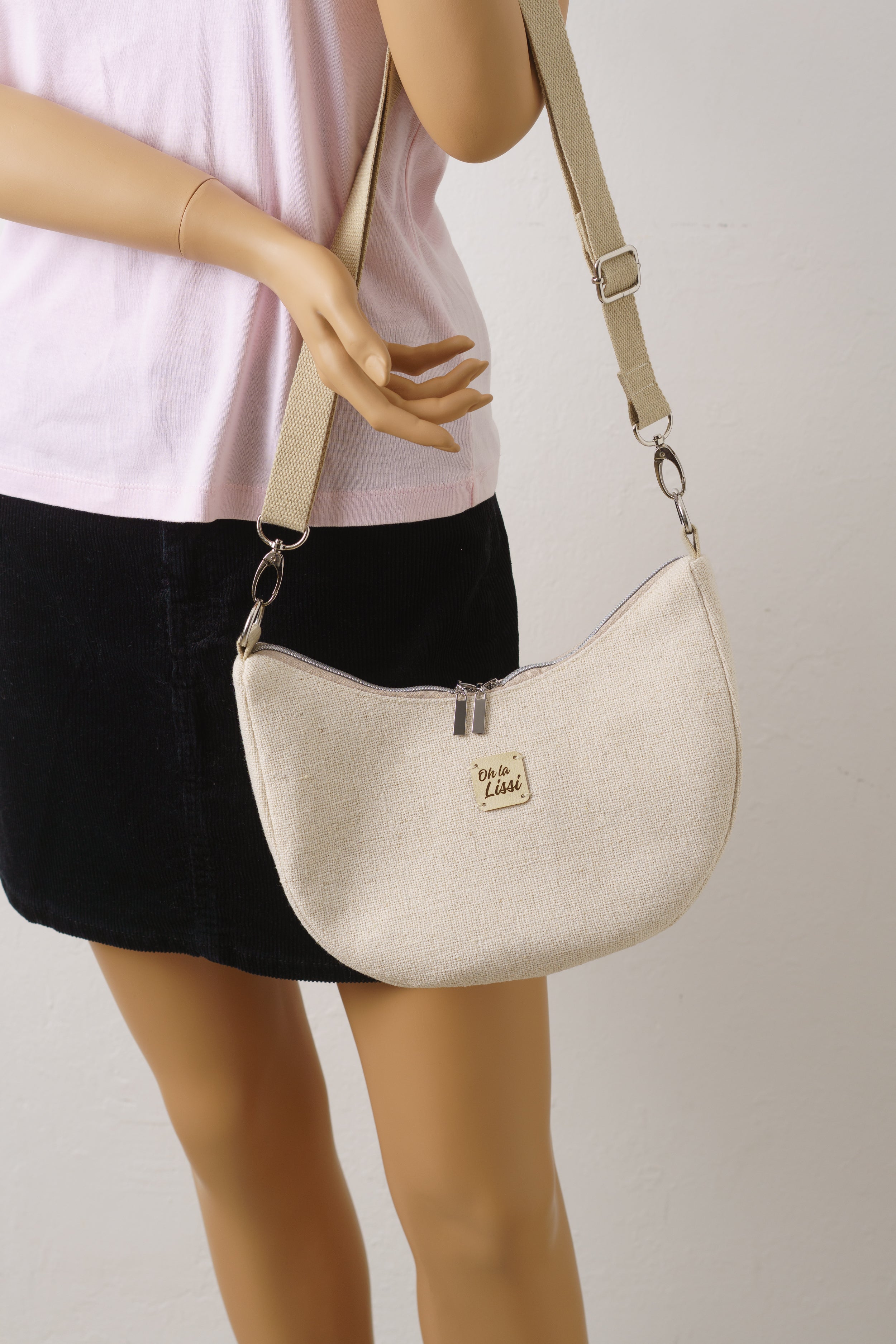 Handgenähte Half Moon Bag in Beige – Elegante Umhängetasche aus Strukturstoff