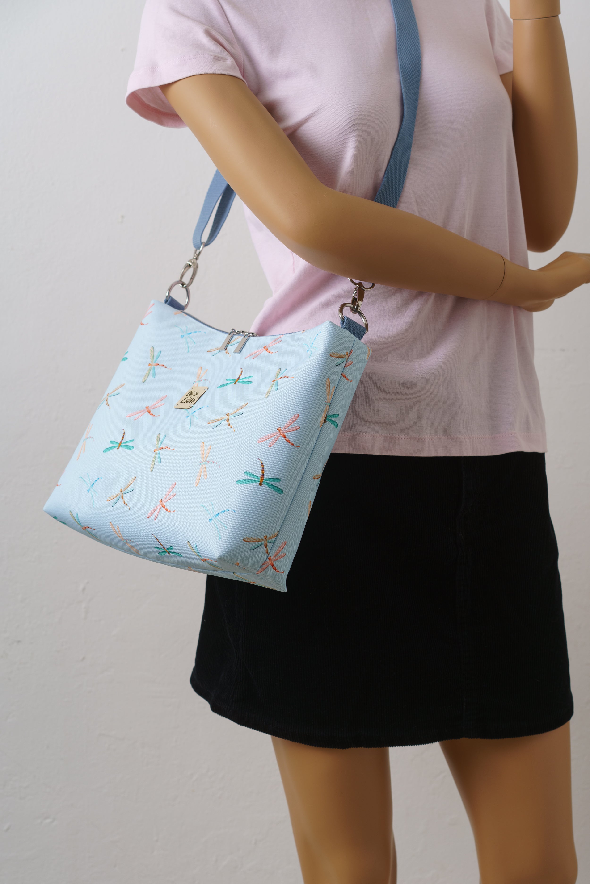 Handgenähte Crossbody Bag mit Libellen-Muster – Hellblaue Umhängetasche