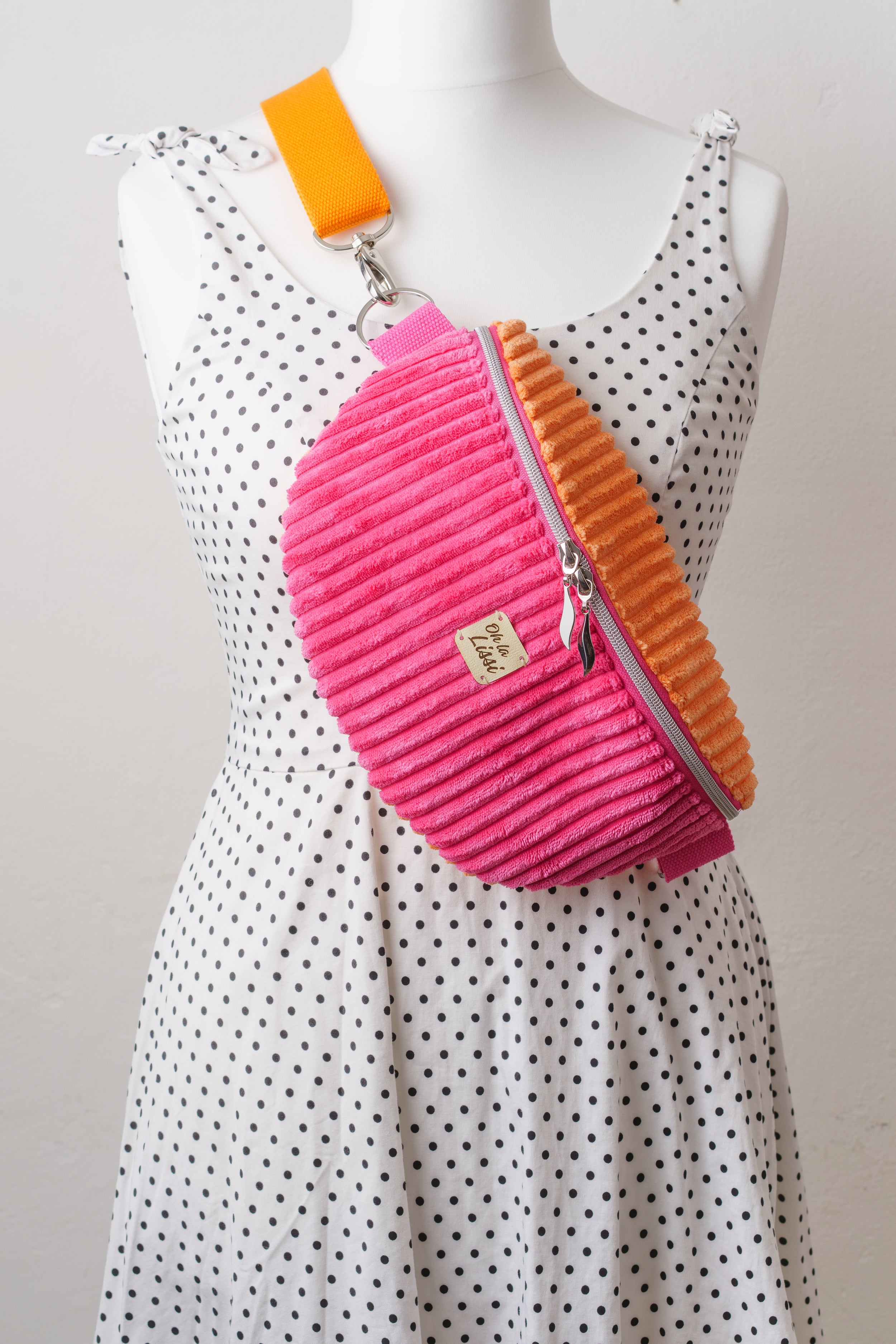 Handgenähte Crossbody Bag aus Cord in Pink und Orange